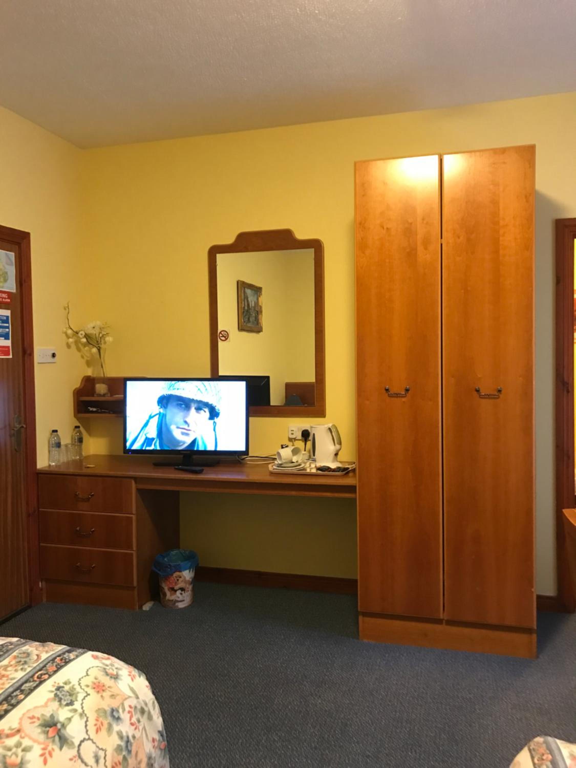 Quadruple Room with Private Bathroom - Photo 10