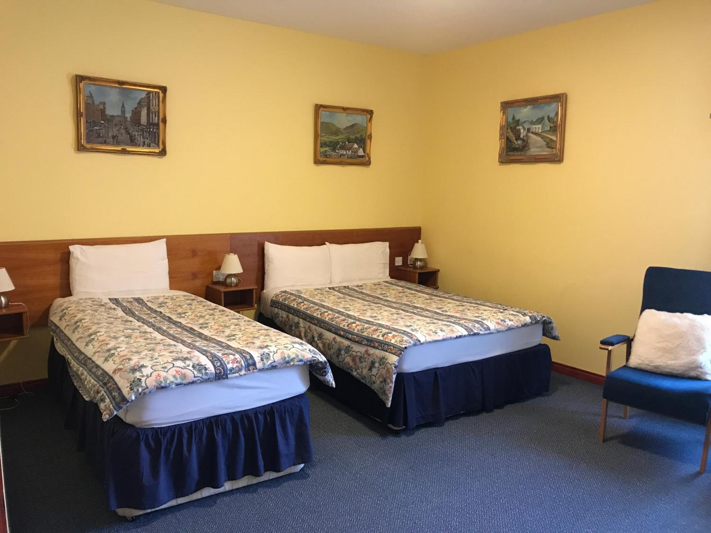 Quadruple Room with Private Bathroom - Photo 8