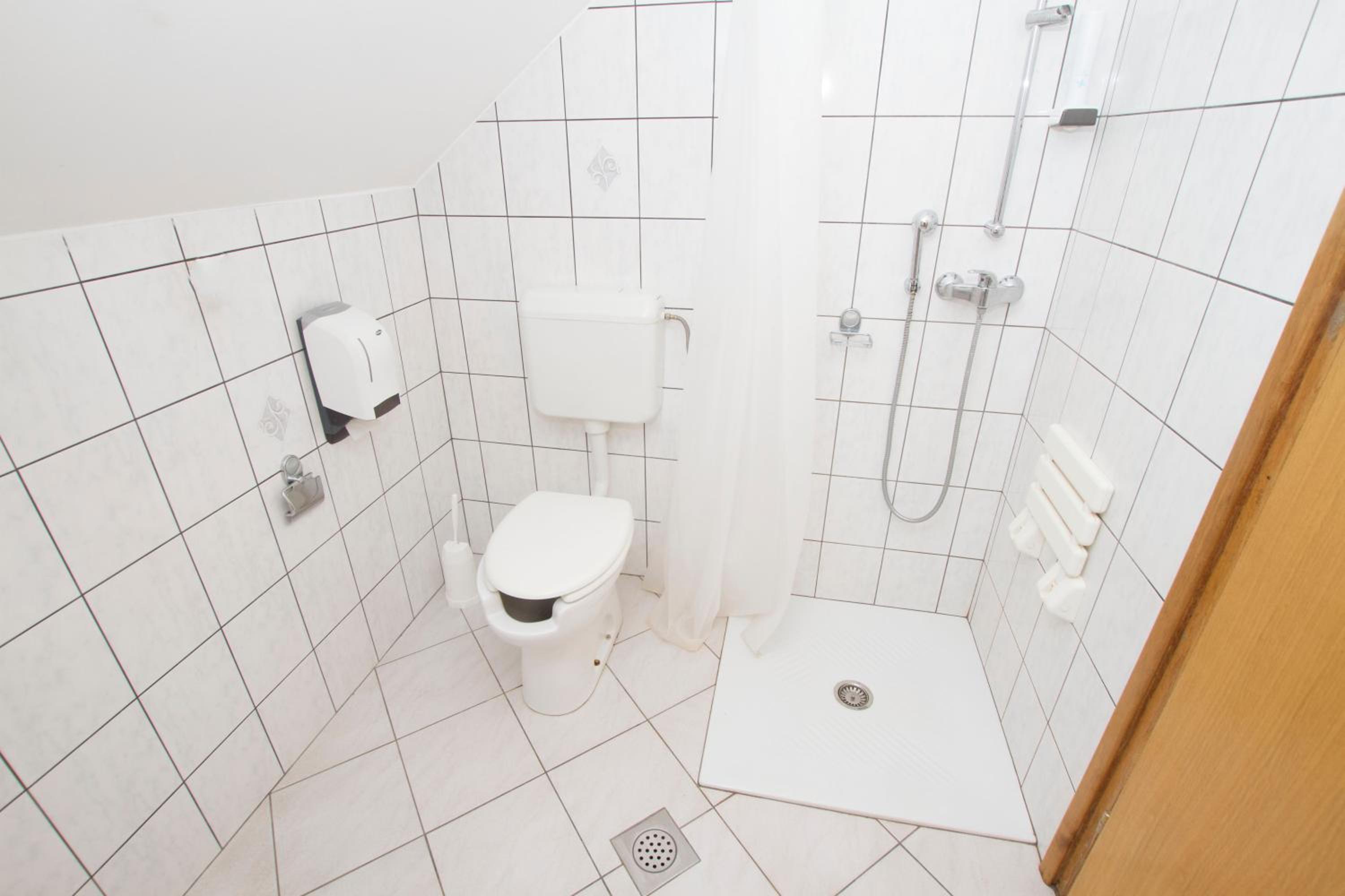 Twin Room - Disability Access photo 2