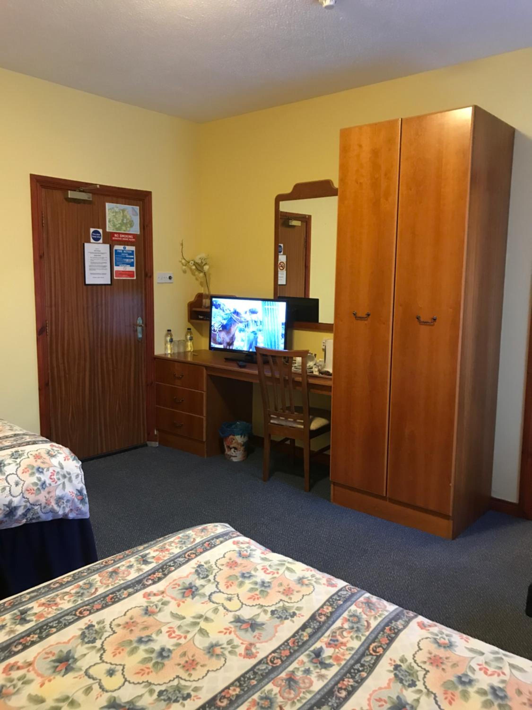 Quadruple Room with Private Bathroom - Photo 3