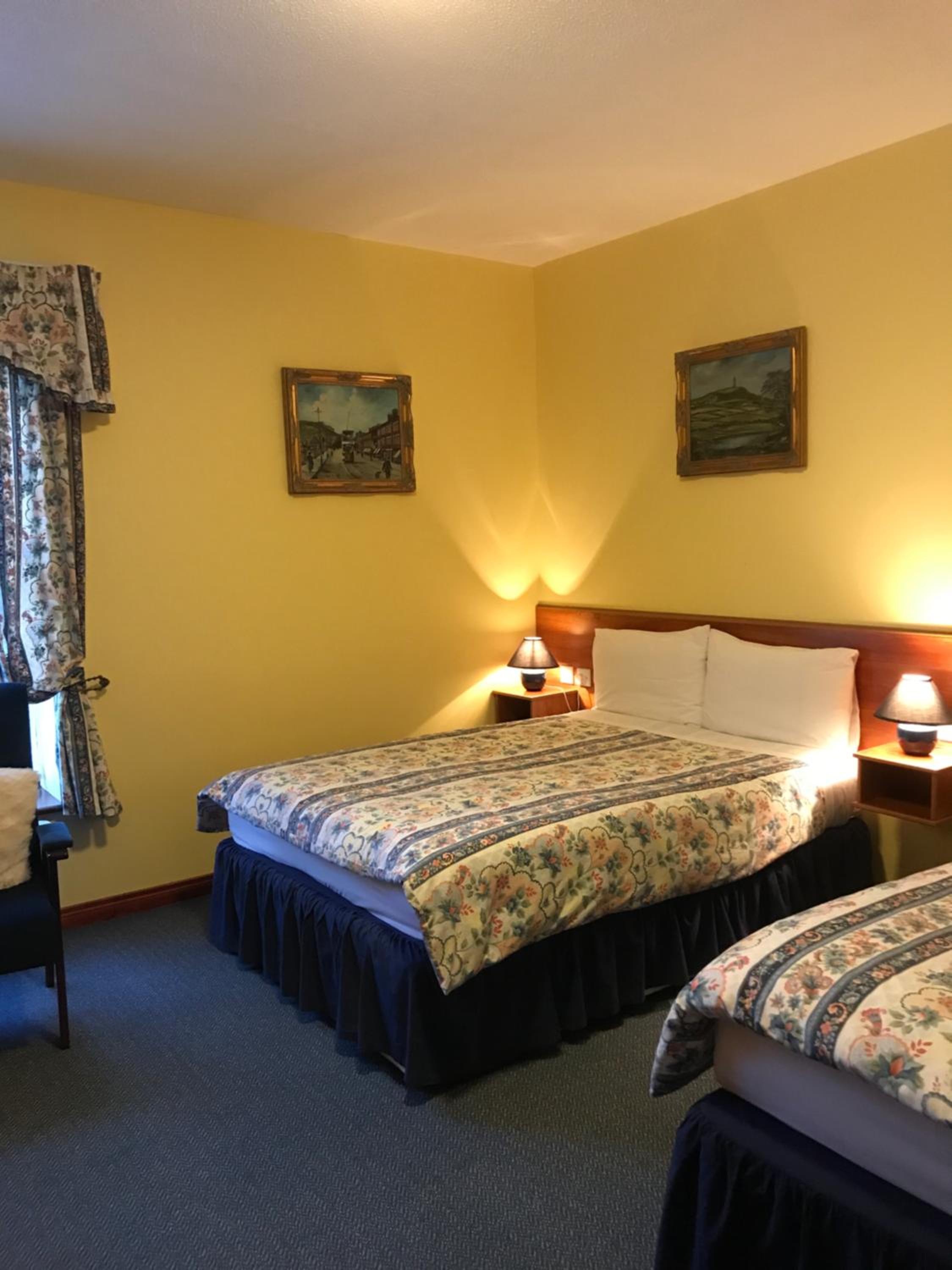 Quadruple Room with Private Bathroom - Photo 4
