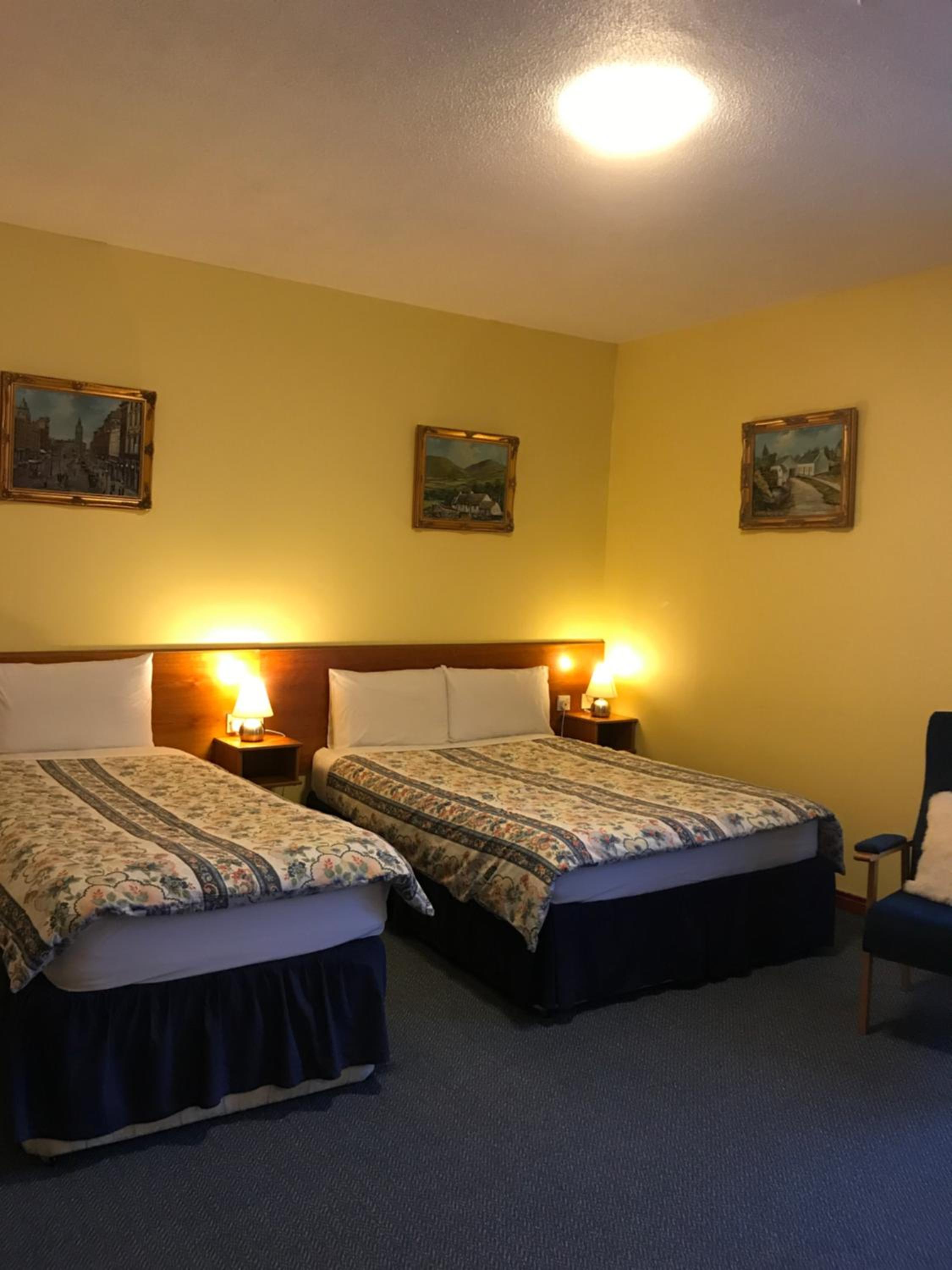 Quadruple Room with Private Bathroom - Photo 11