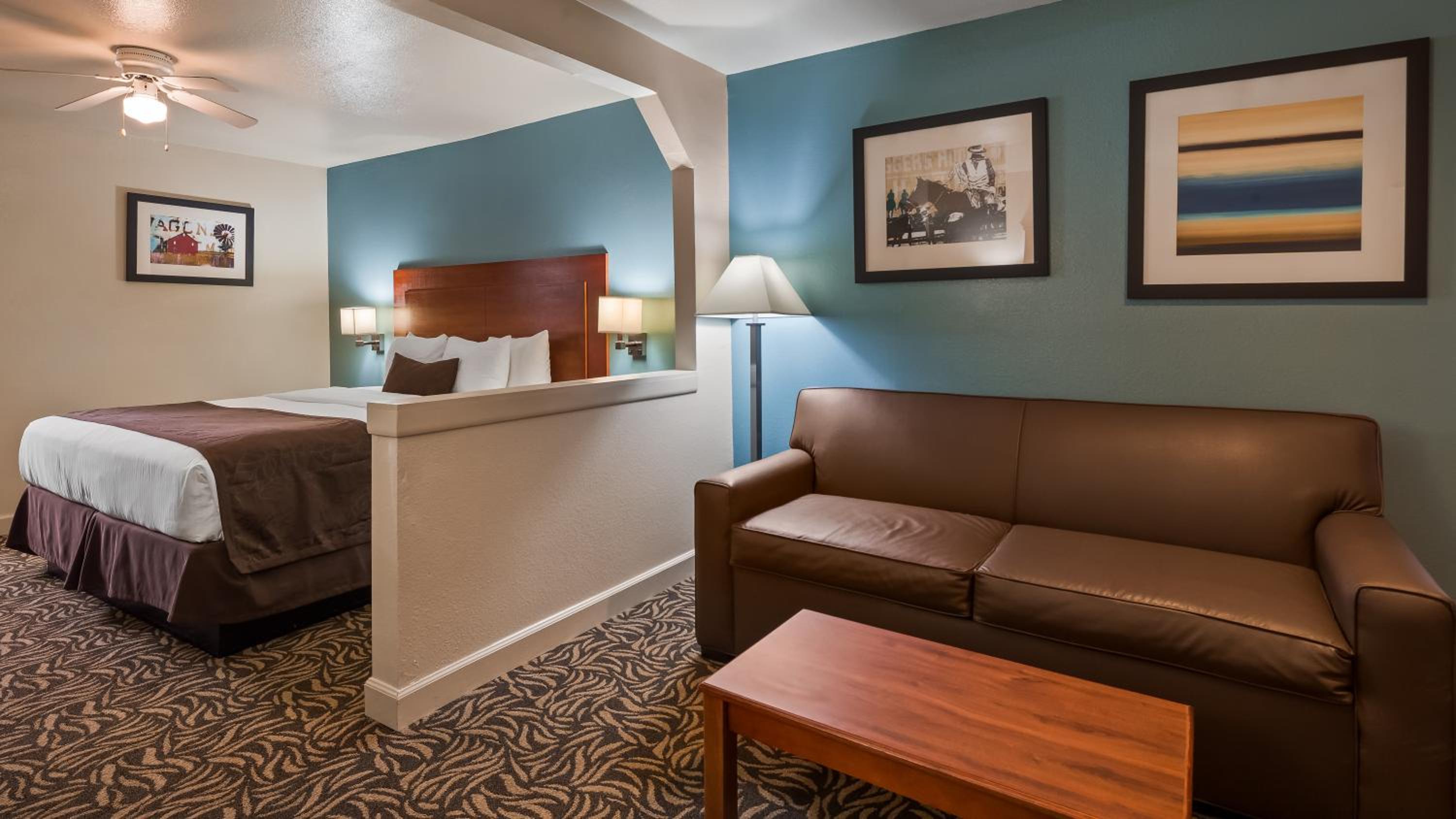 King Suite - Non-Smoking photo 3