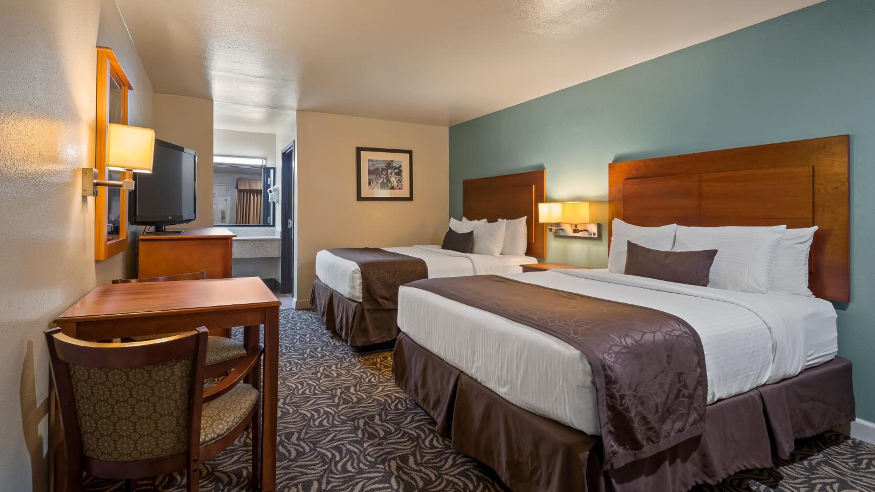 Queen Room with Two Queen Beds - Non-Smoking photo 1