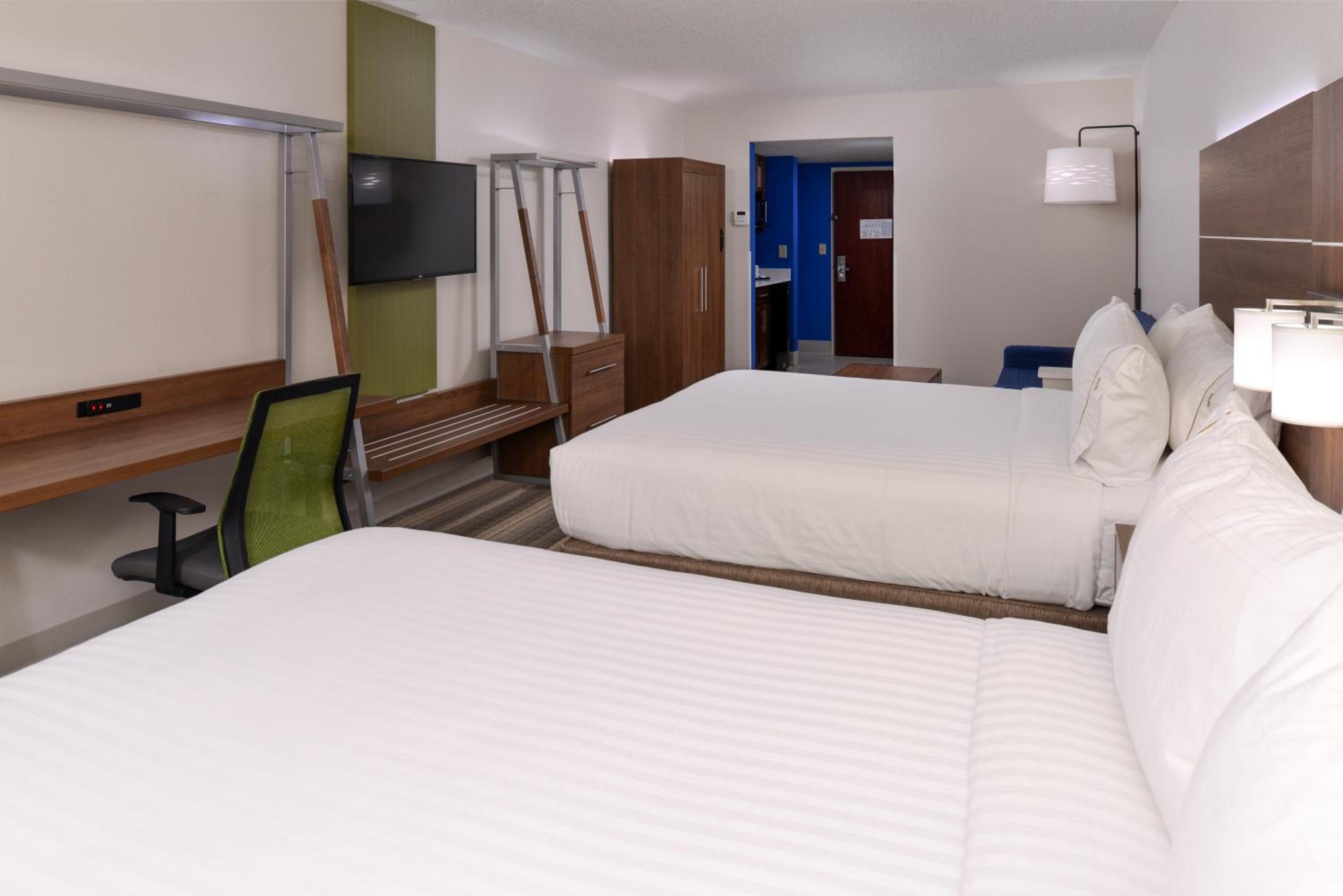 One-Bedroom Queen Room with Two Queen Beds and Mobility Accessible Tub - Non-Smoking - Photo 1