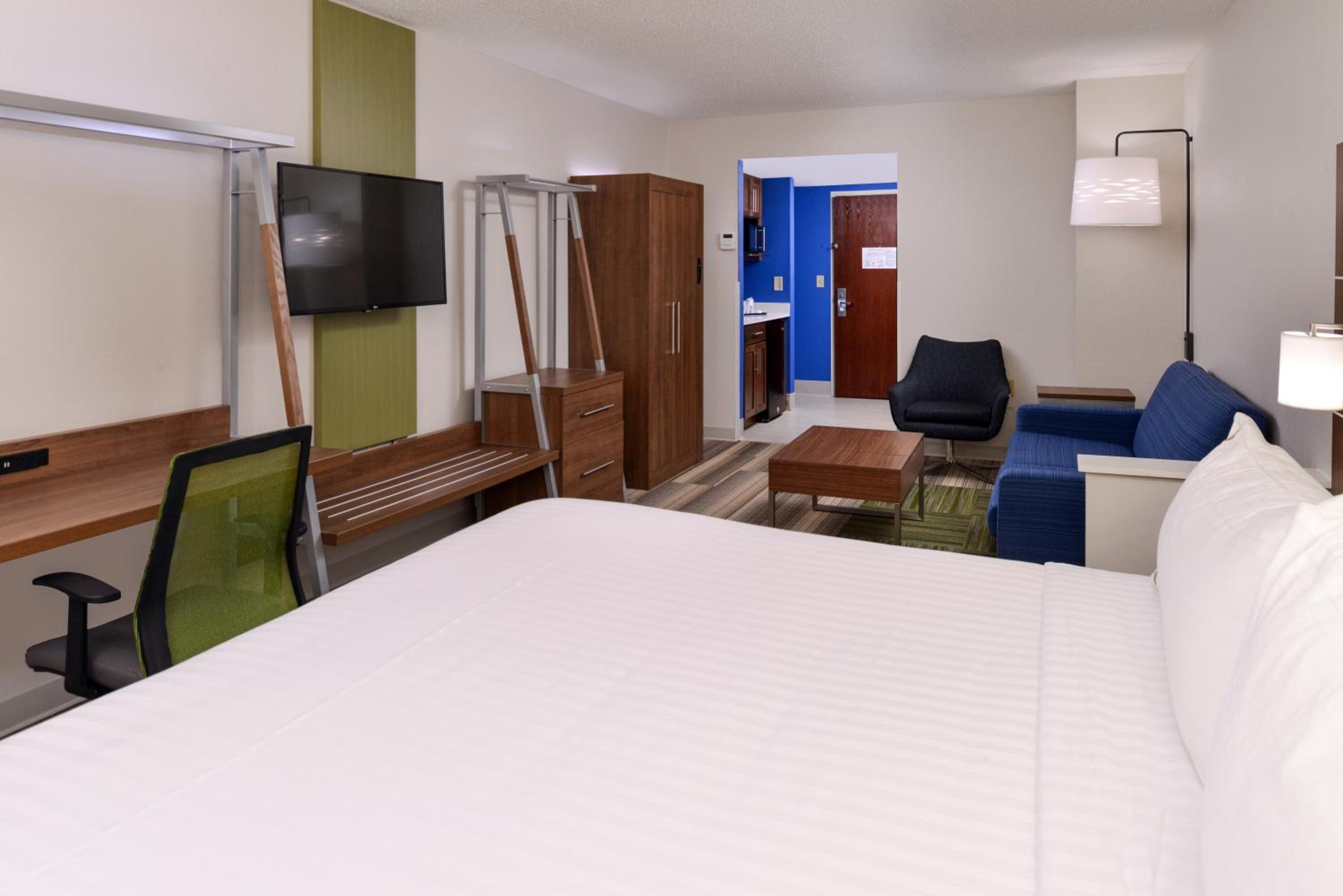One-Bedroom Queen Room with Two Queen Beds and Mobility Accessible Tub - Non-Smoking - Photo 2