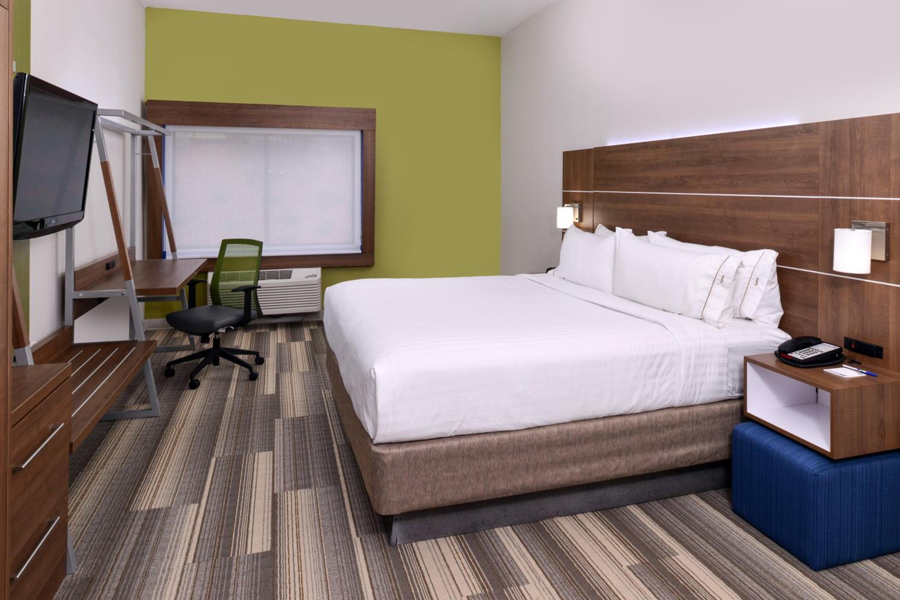 One-Bedroom Queen Room with Two Queen Beds and Mobility Accessible Tub - Non-Smoking - Photo 4