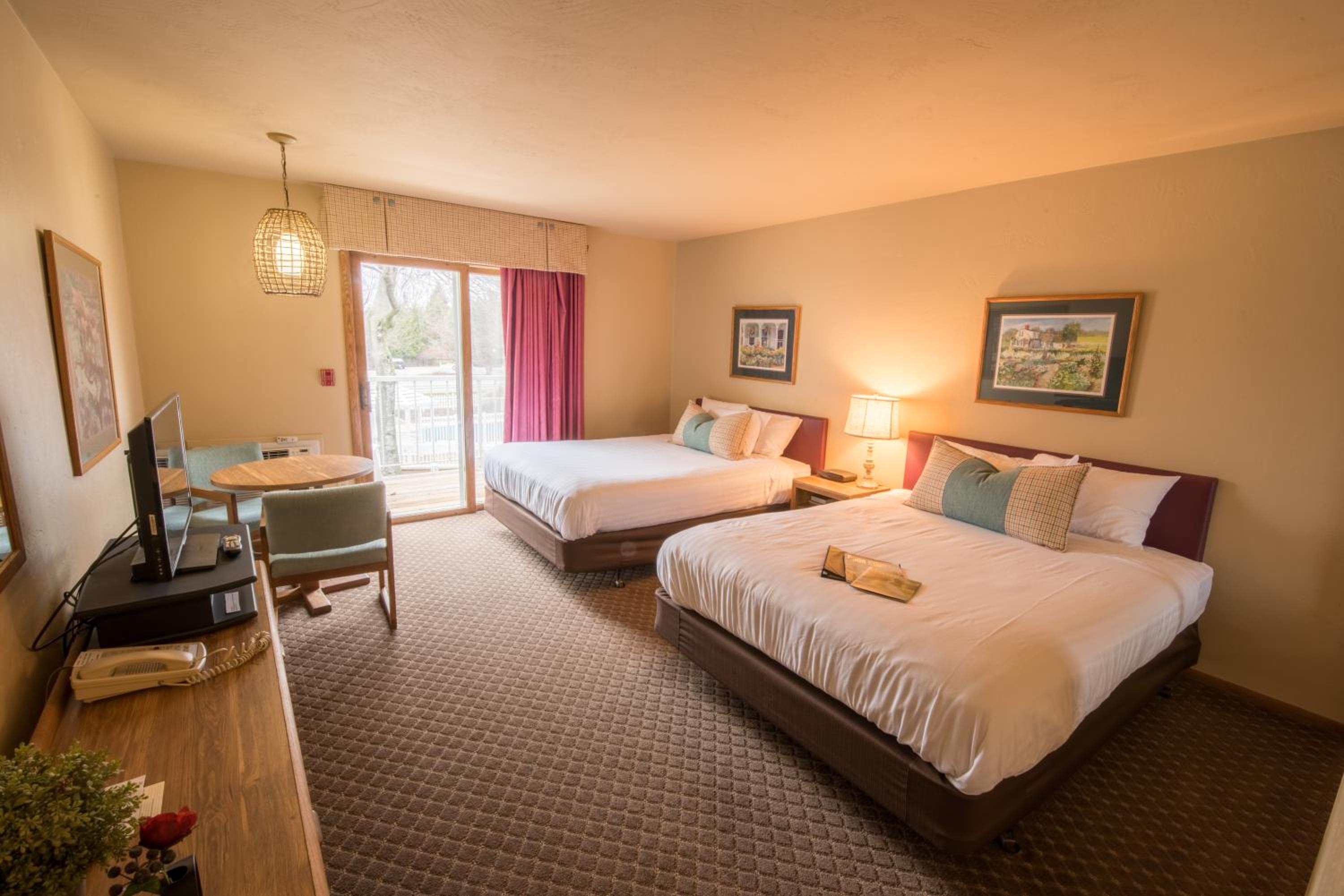 Queen Room with Two Queen Beds - Non-Smoking photo 3