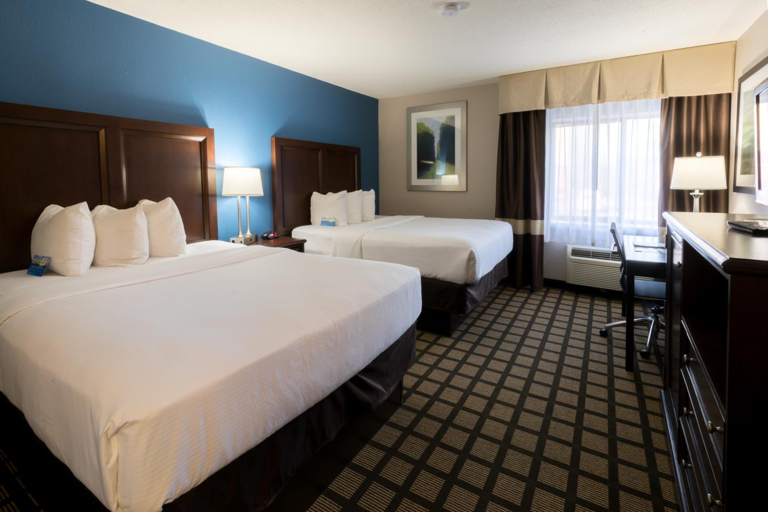 Queen Room with Two Queen Beds - Non-Smoking - Photo 1