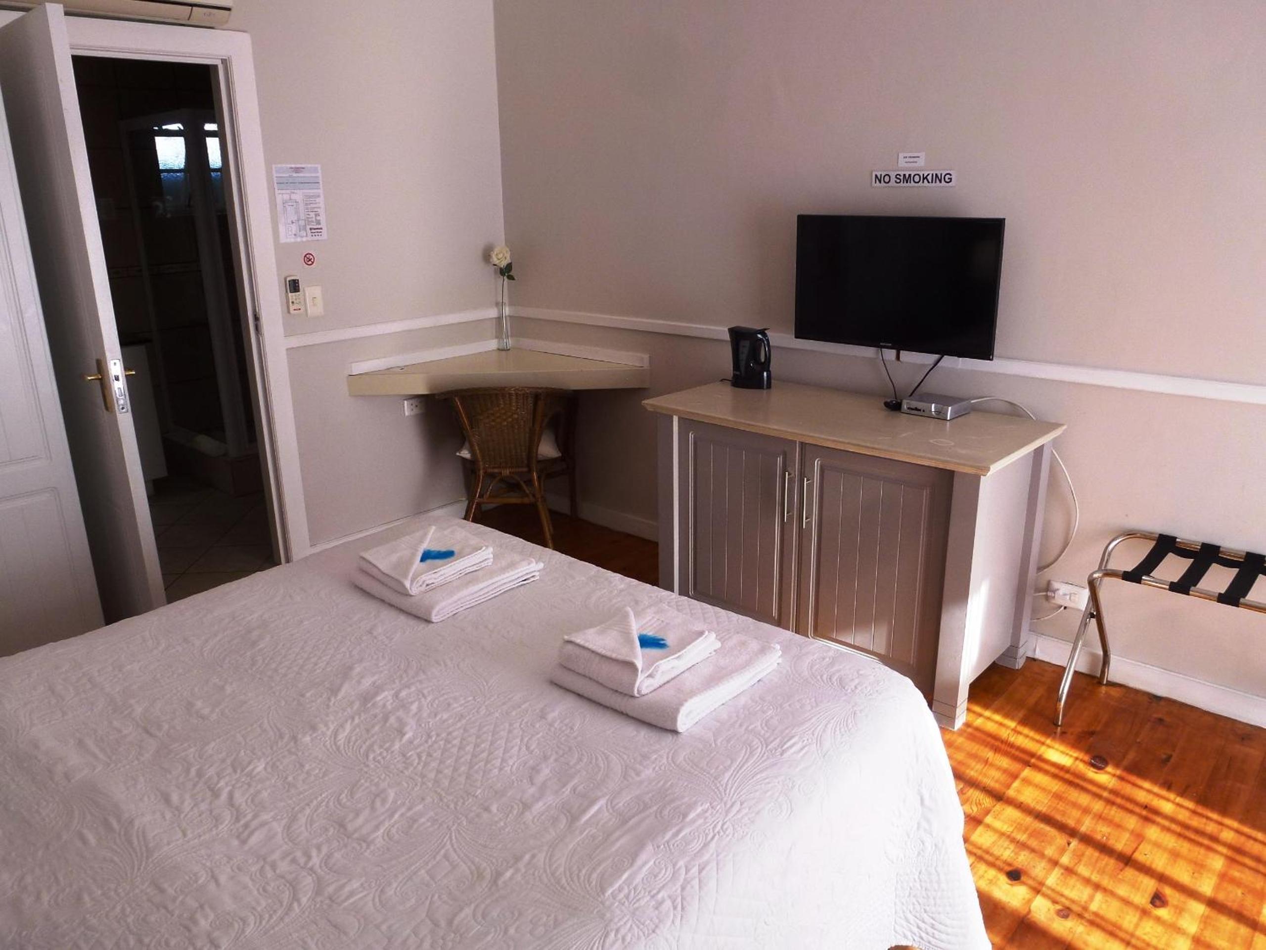 Pool Area Queen And Single Bed Room - Photo 10