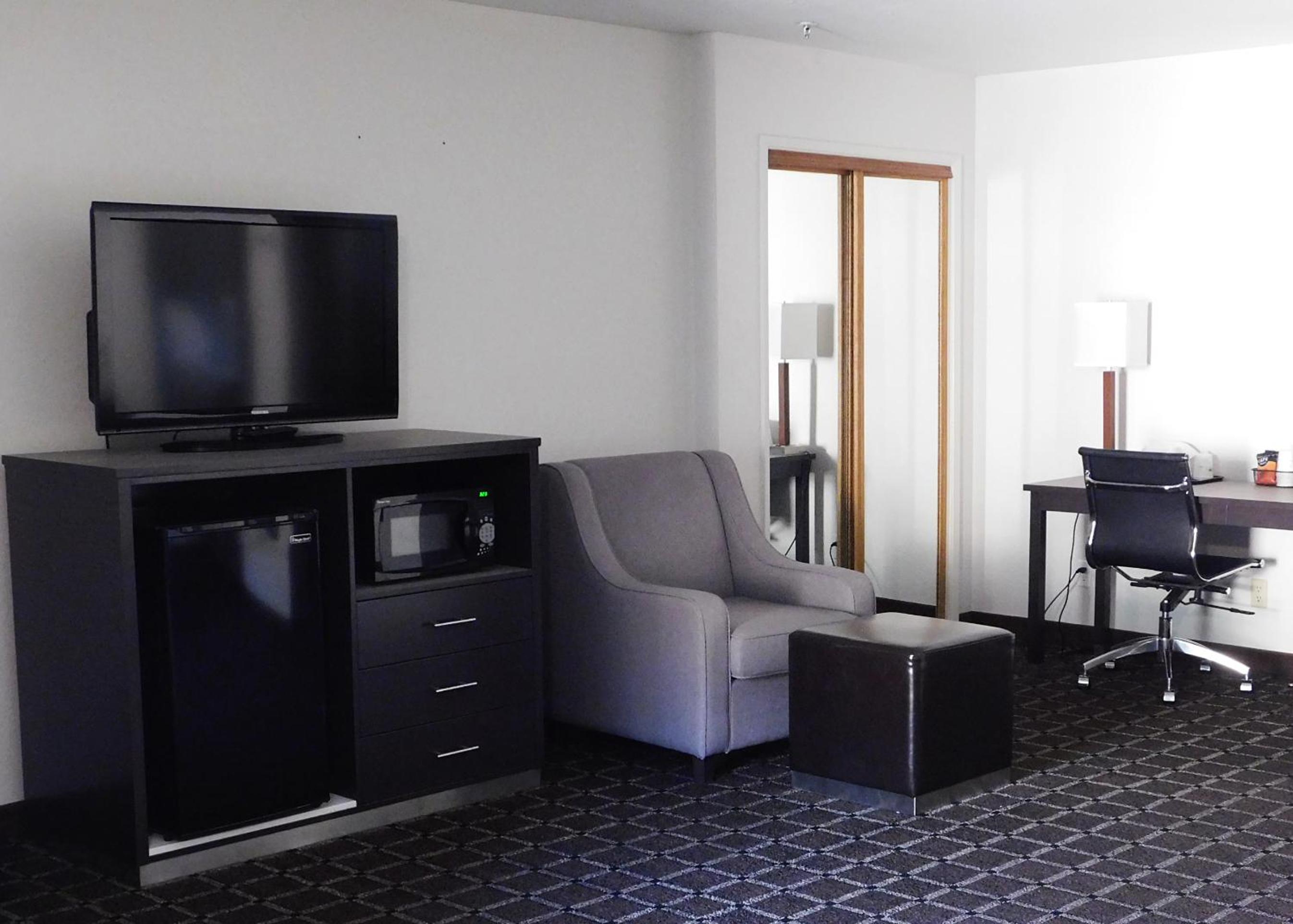 King Studio Suite - Non-Smoking - Photo 3