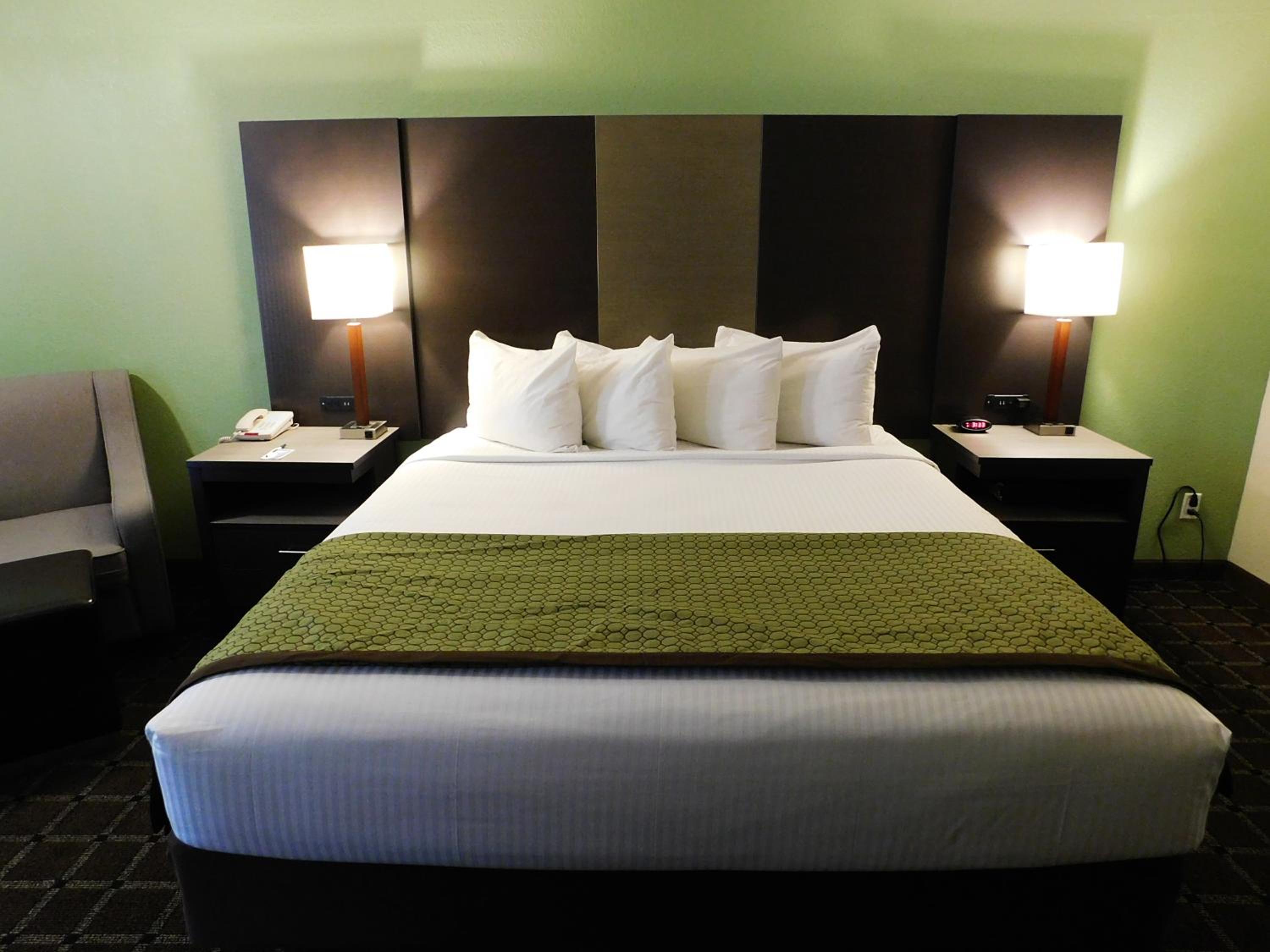 King Room - Non-Smoking - Photo 6