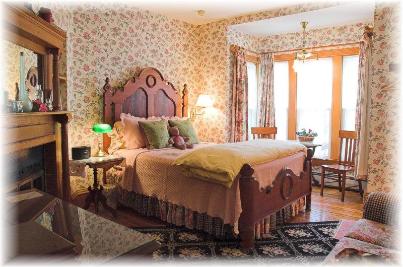 Queen Room with Garden View