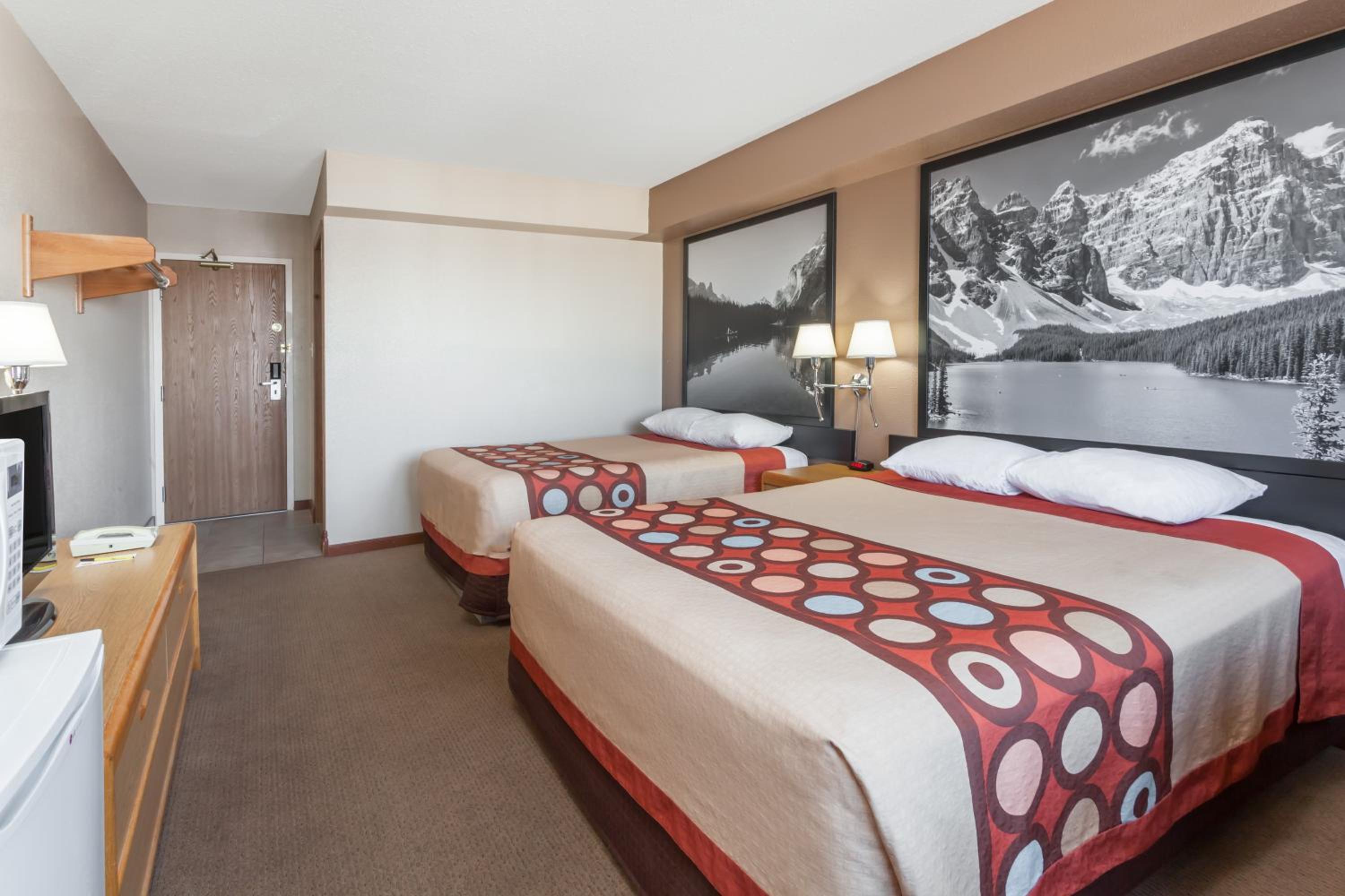 Queen Room with Two Queen Beds - Non-Smoking photo 2