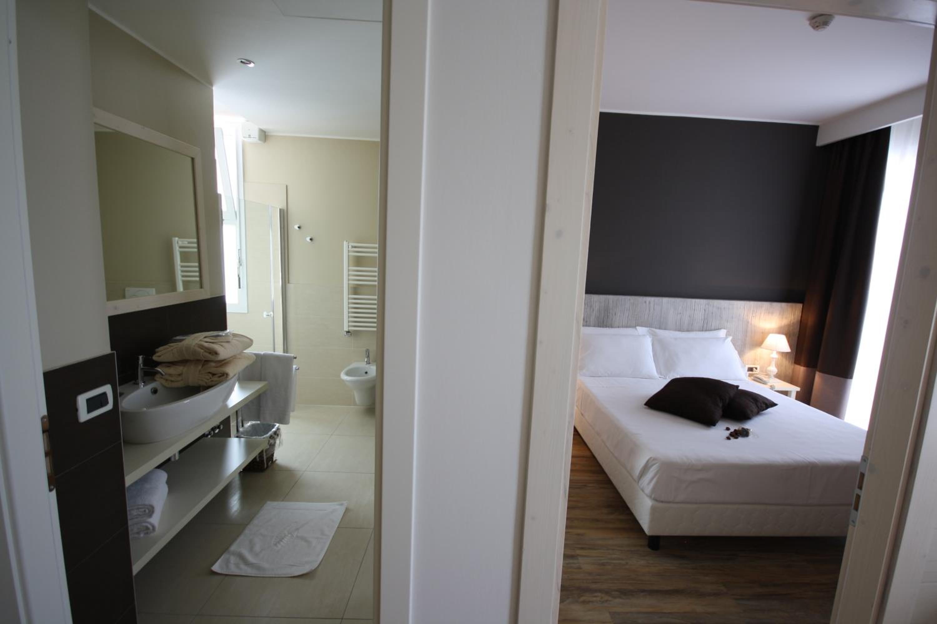 Suite - Photo 7