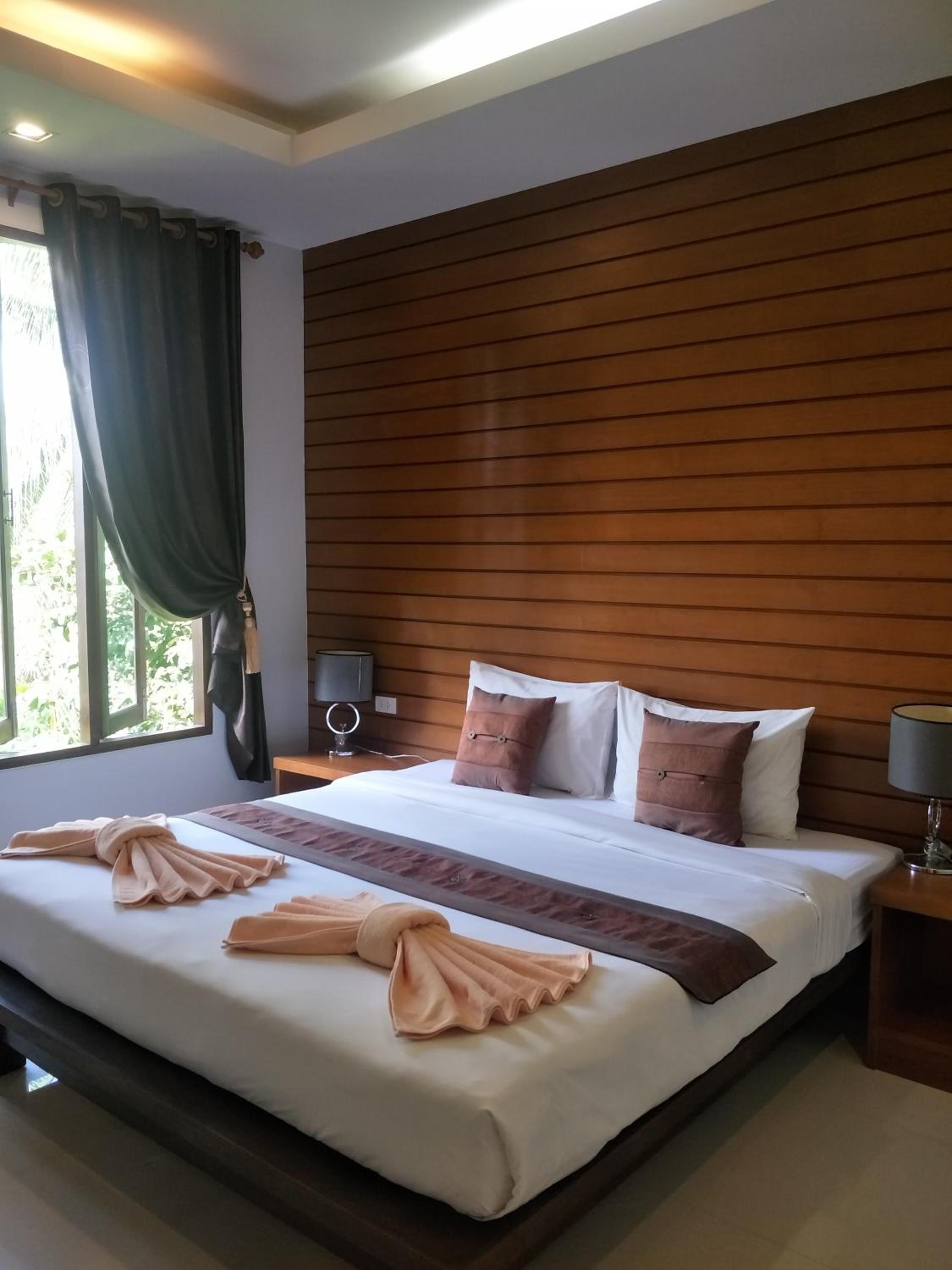 Deluxe Family Suite - Photo 14