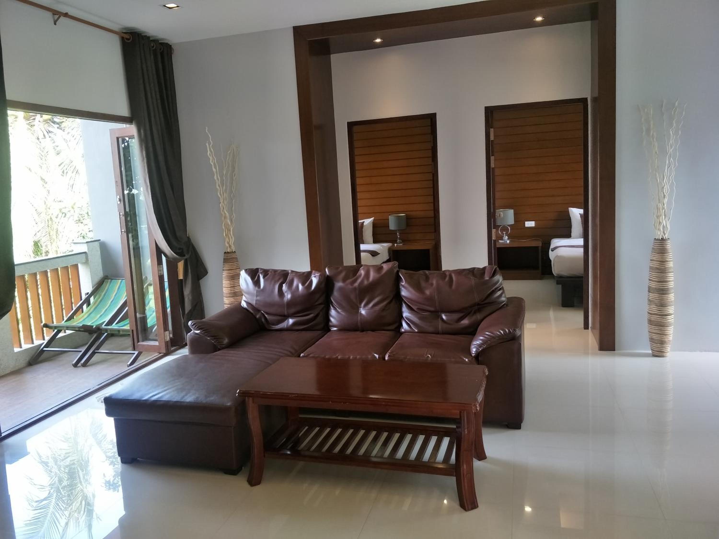 Deluxe Family Suite - Photo 11