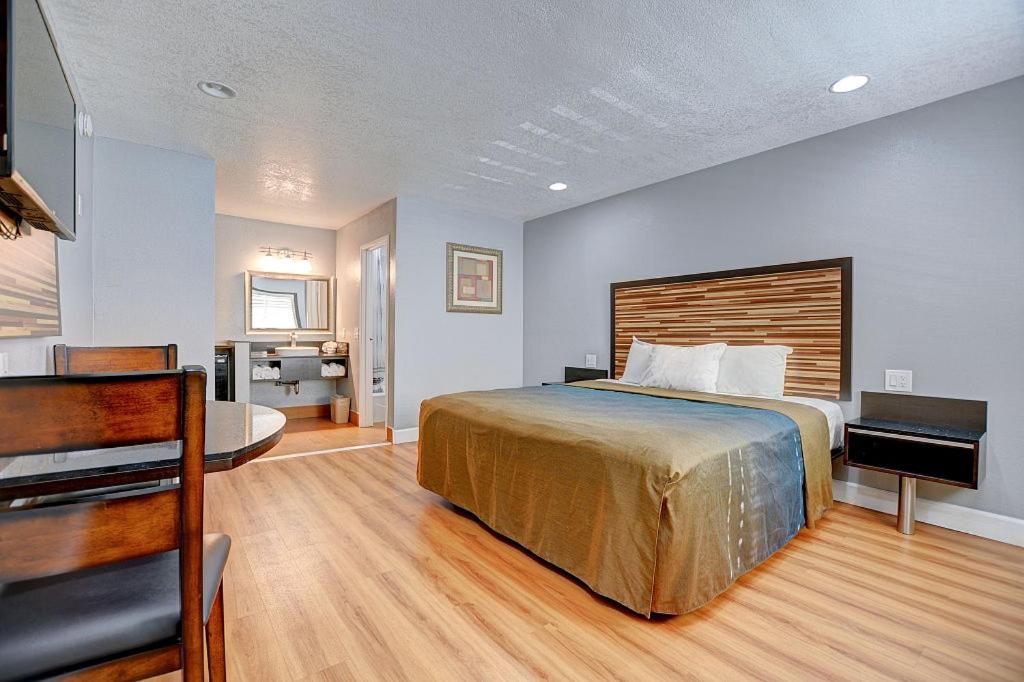 Standard King Room - Photo 3