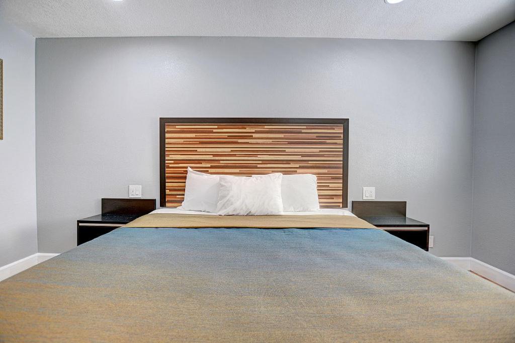 Standard King Room - Photo 2