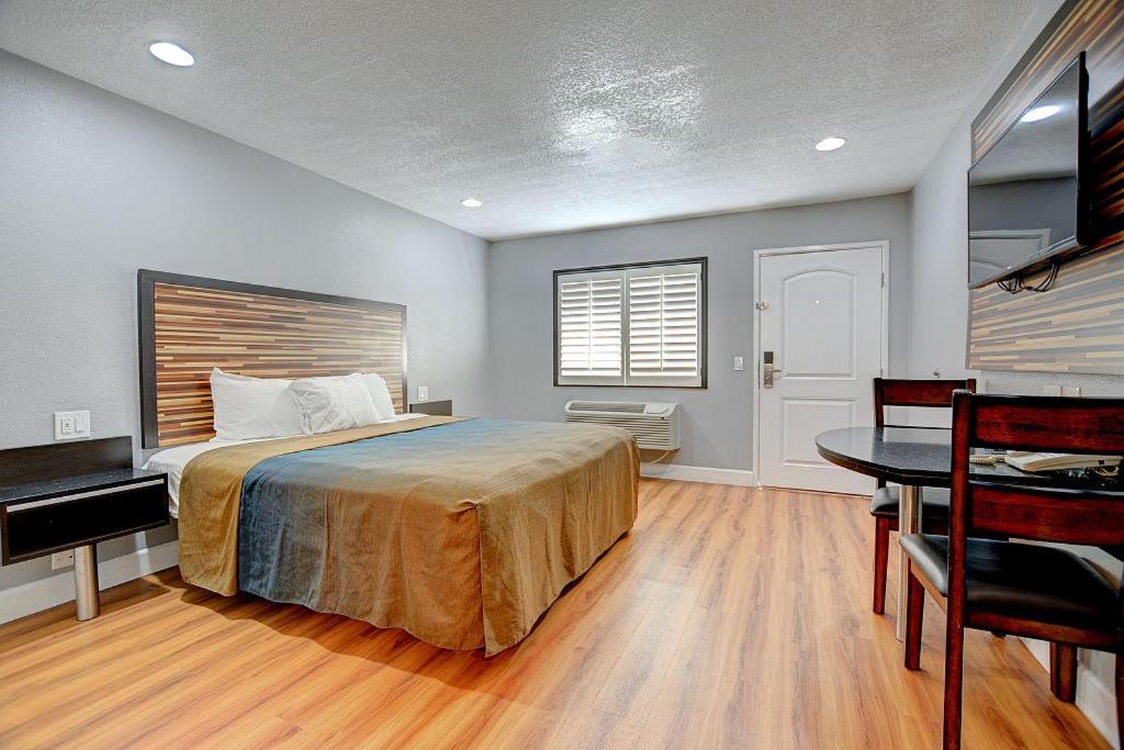 Standard King Room - Photo 5
