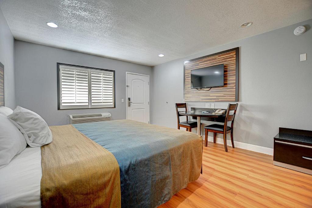 Standard King Room - Photo 1