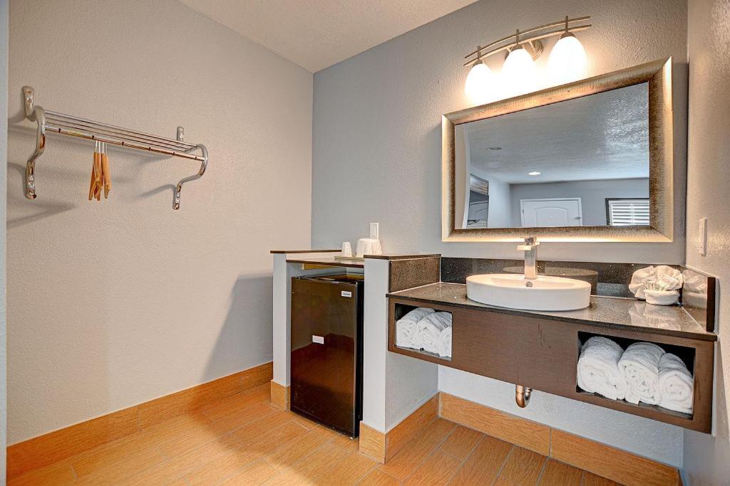 Standard King Room - Photo 4