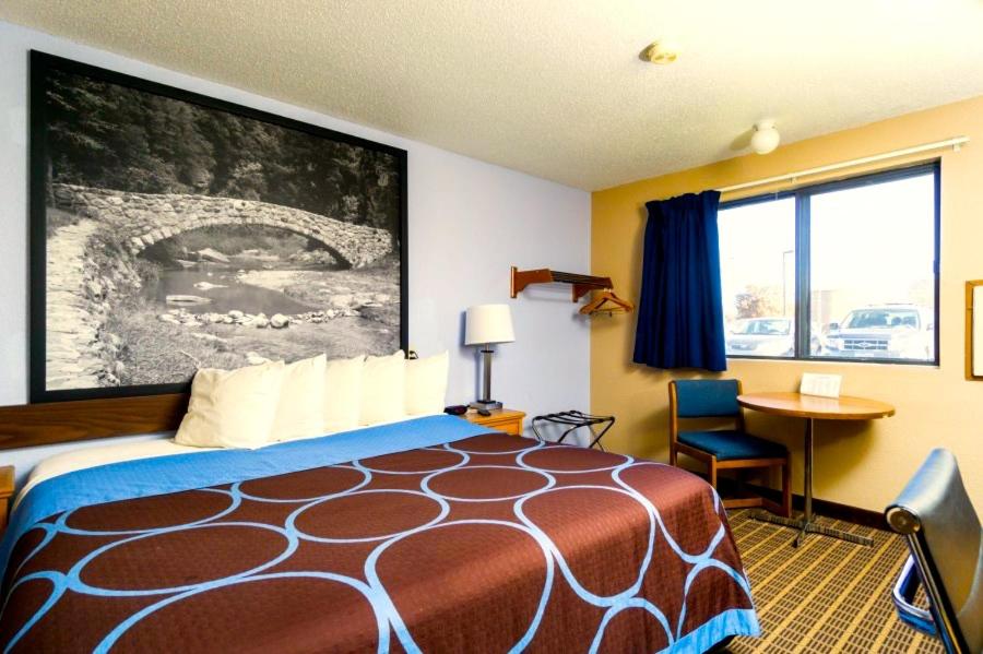 King Room - Non-Smoking - Photo 1