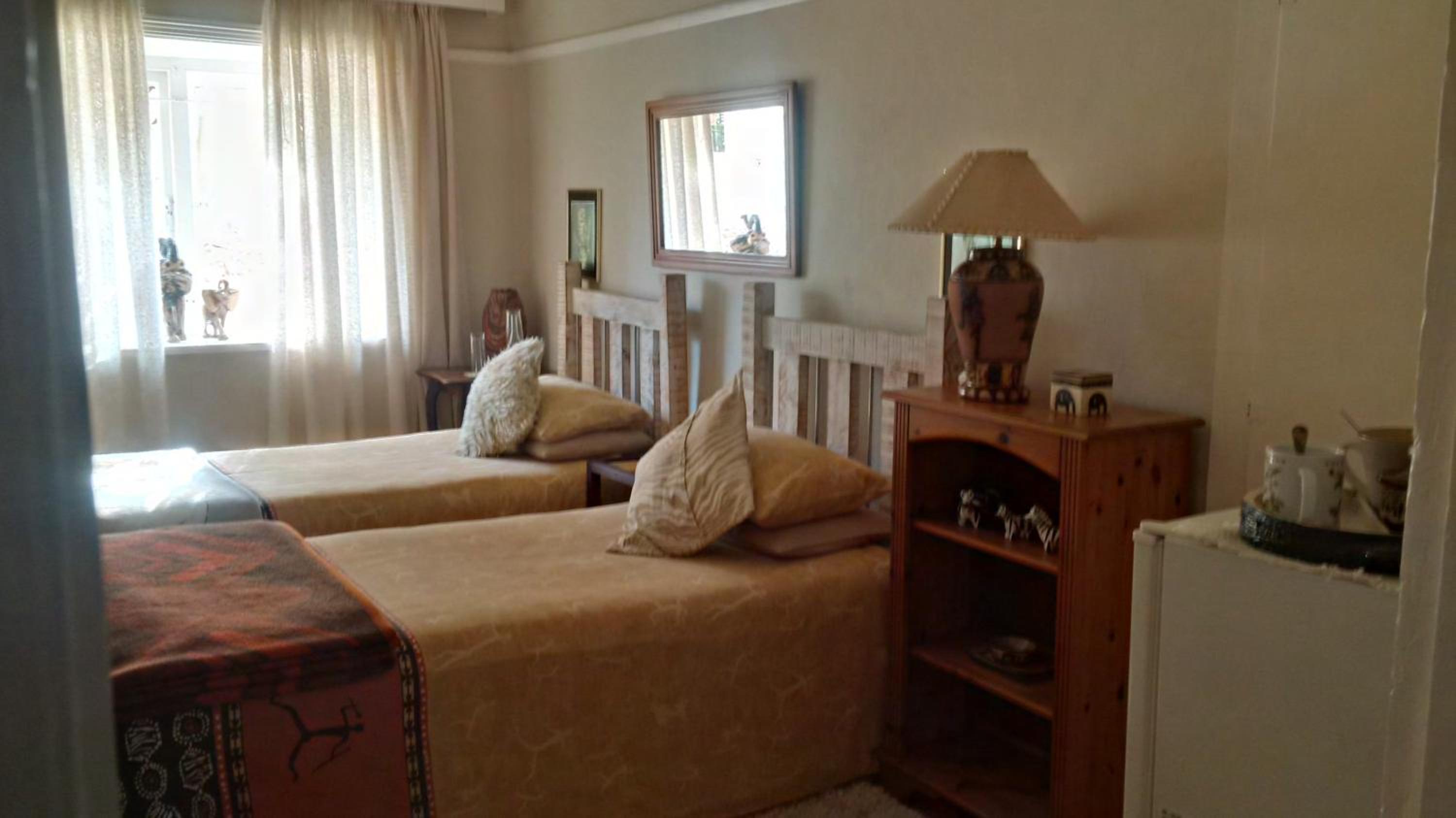 Budget Twin Room with Shared Bathroom photo 3