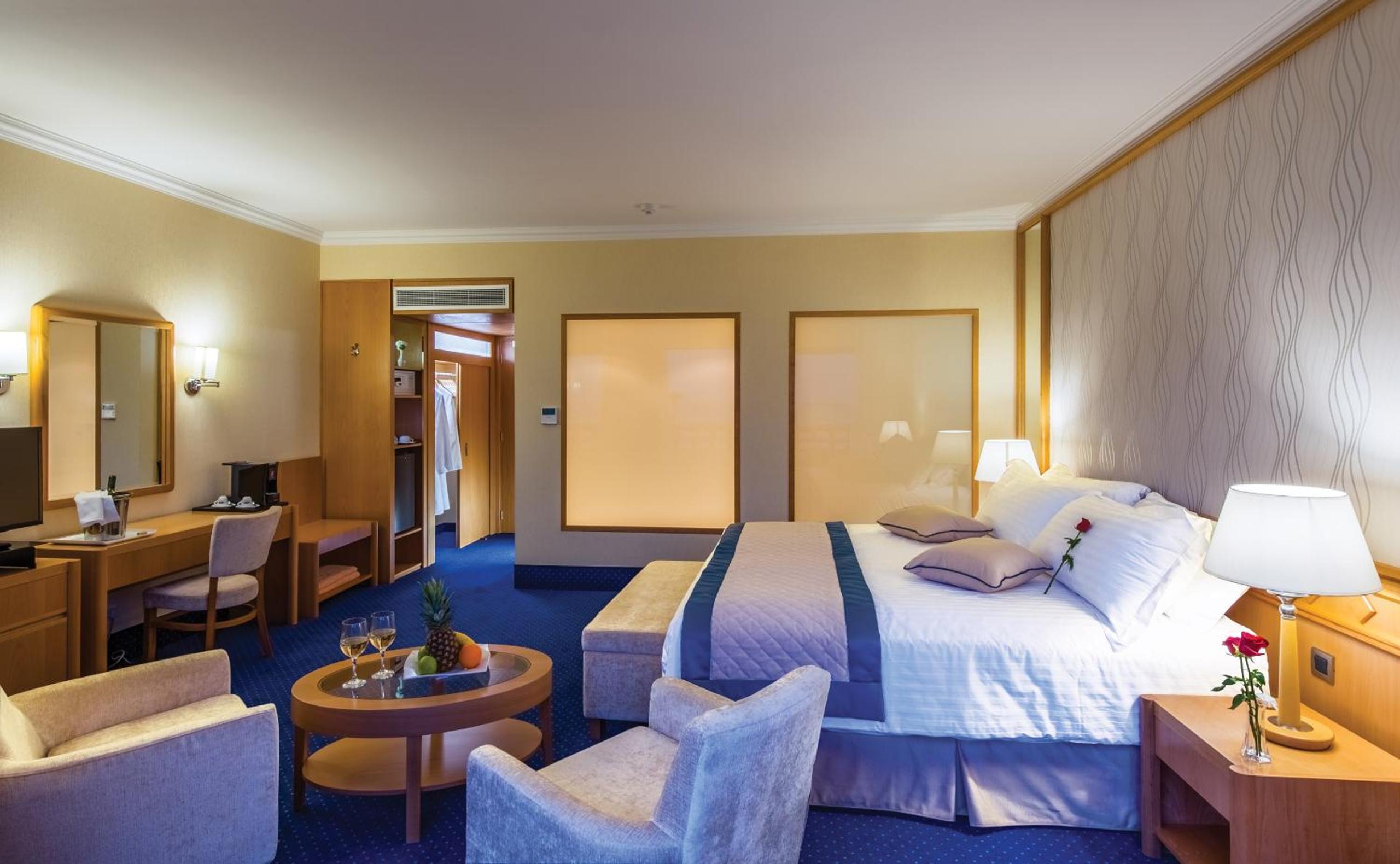 Junior Suite Land View