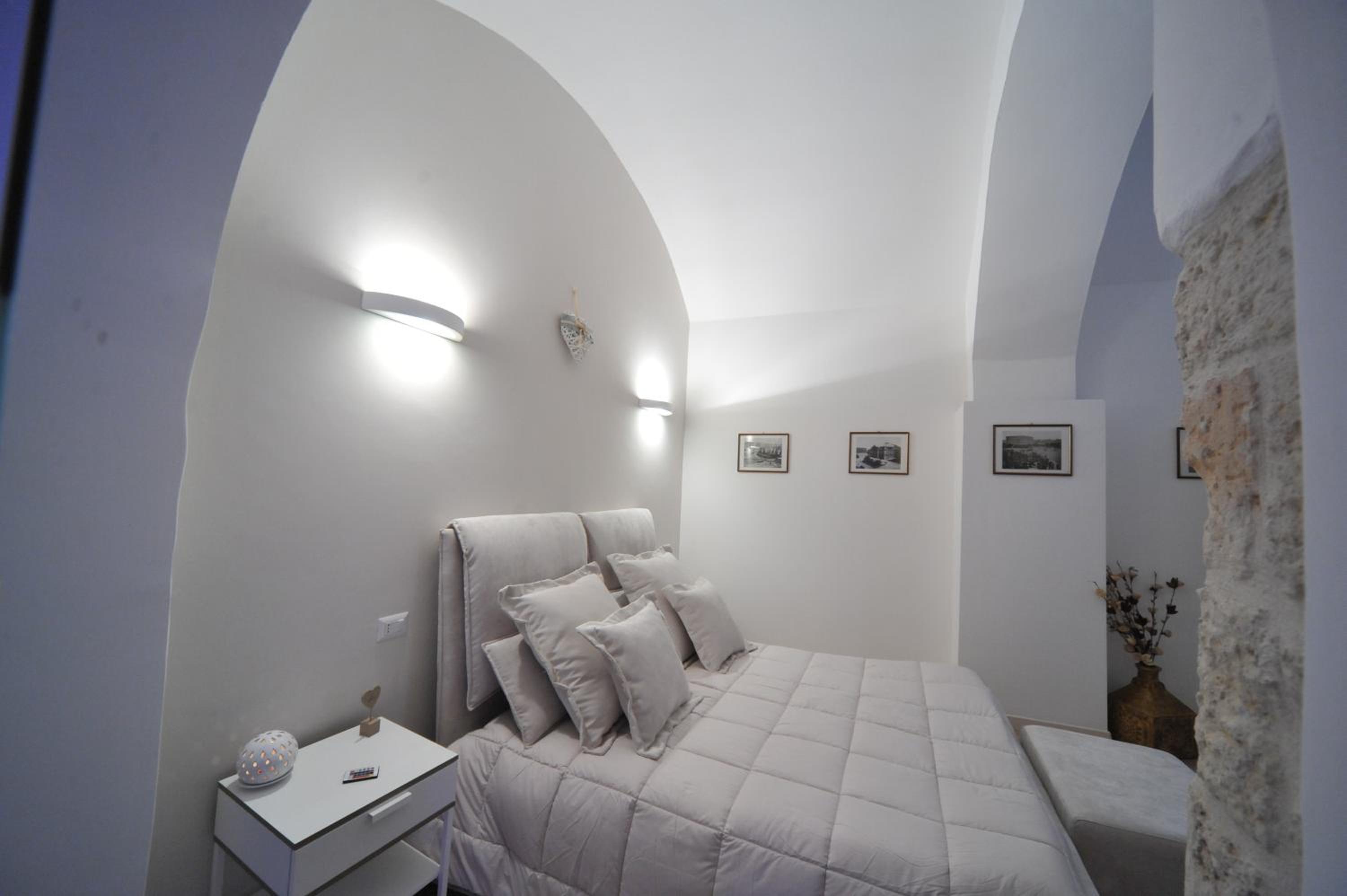 Deluxe Double Room with Shower - Photo 5
