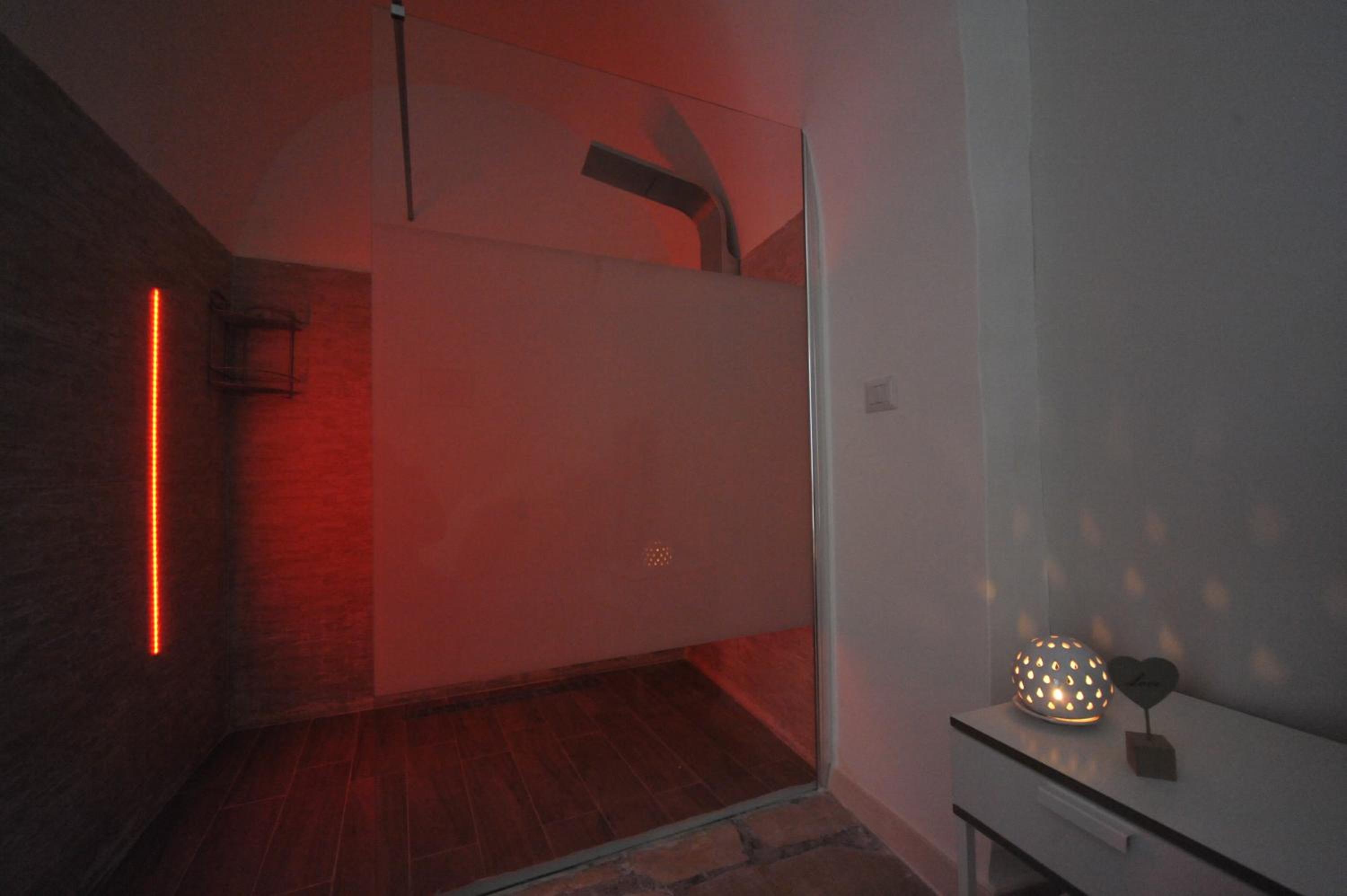 Deluxe Double Room with Shower - Photo 12