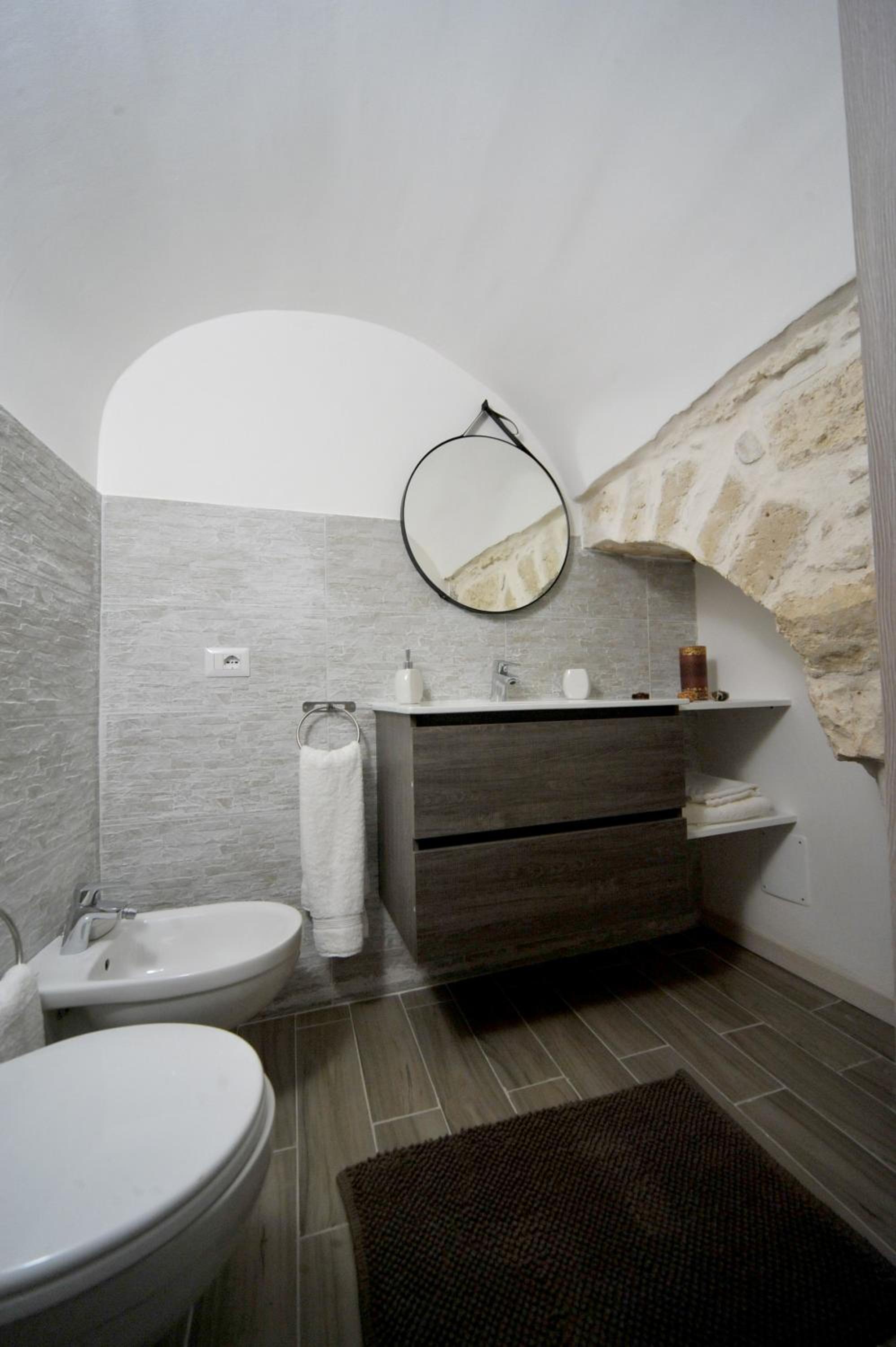 Deluxe Double Room with Shower - Photo 13
