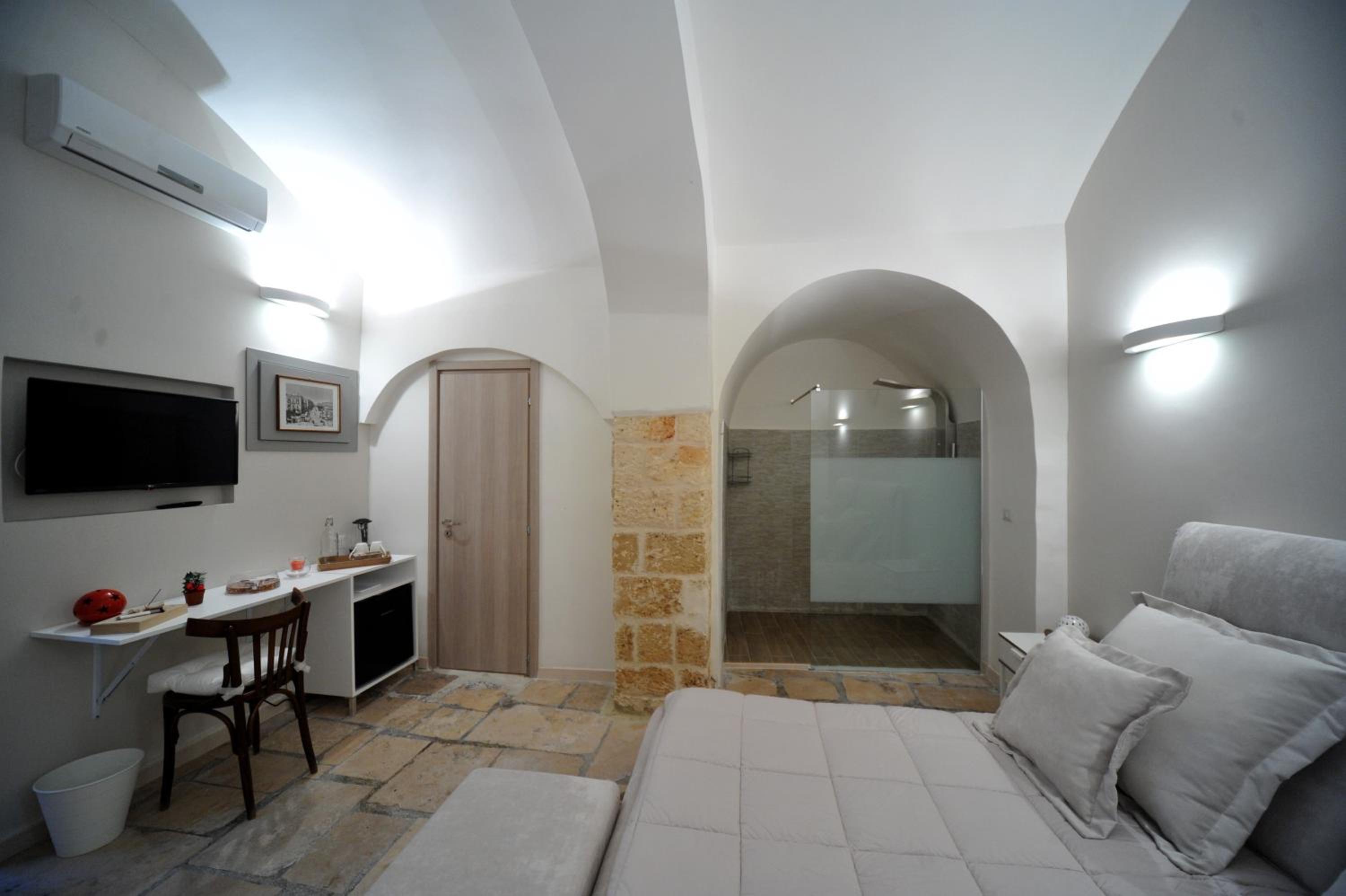 Deluxe Double Room with Shower - Photo 2