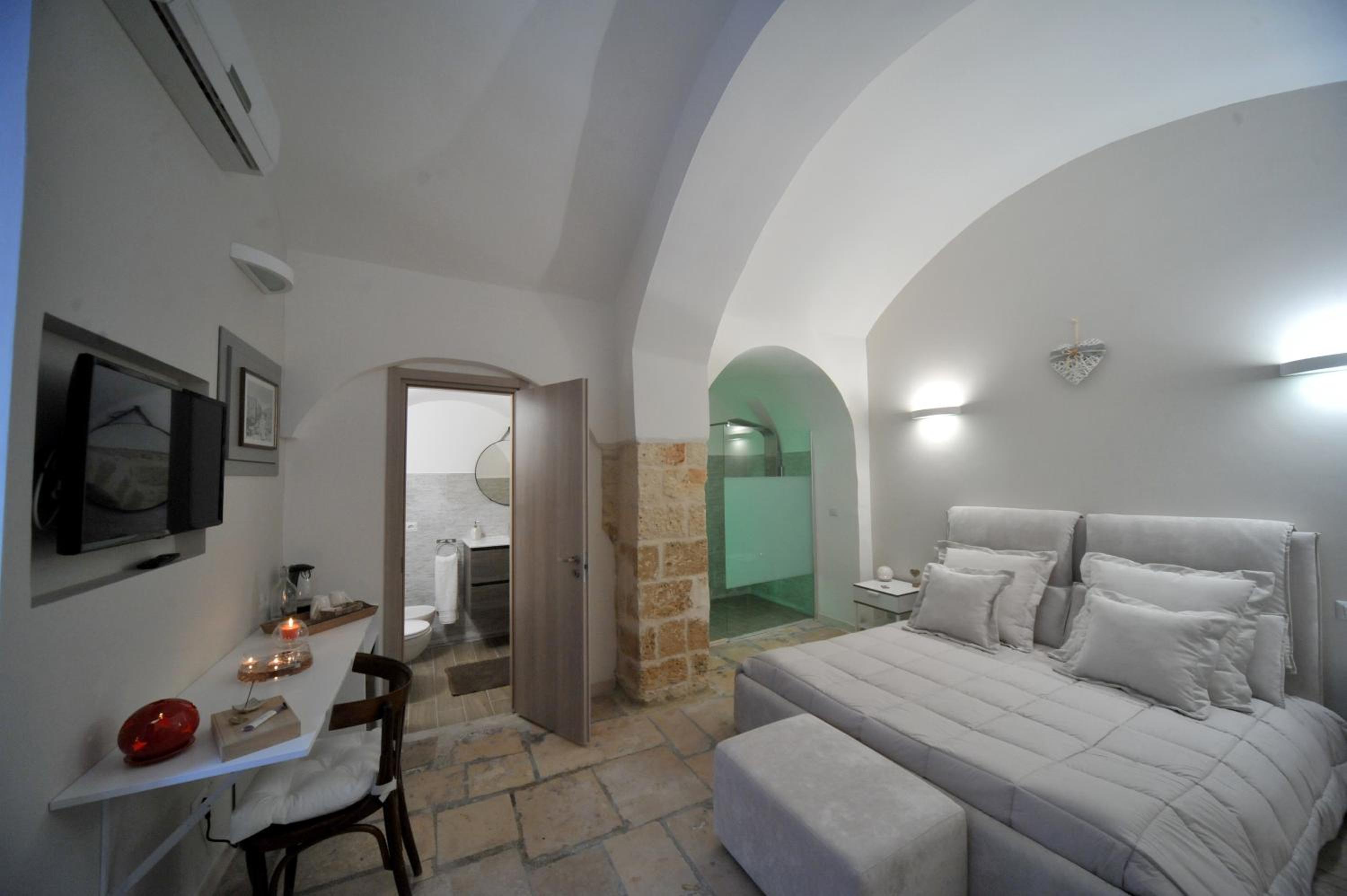 Deluxe Double Room with Shower - Photo 7