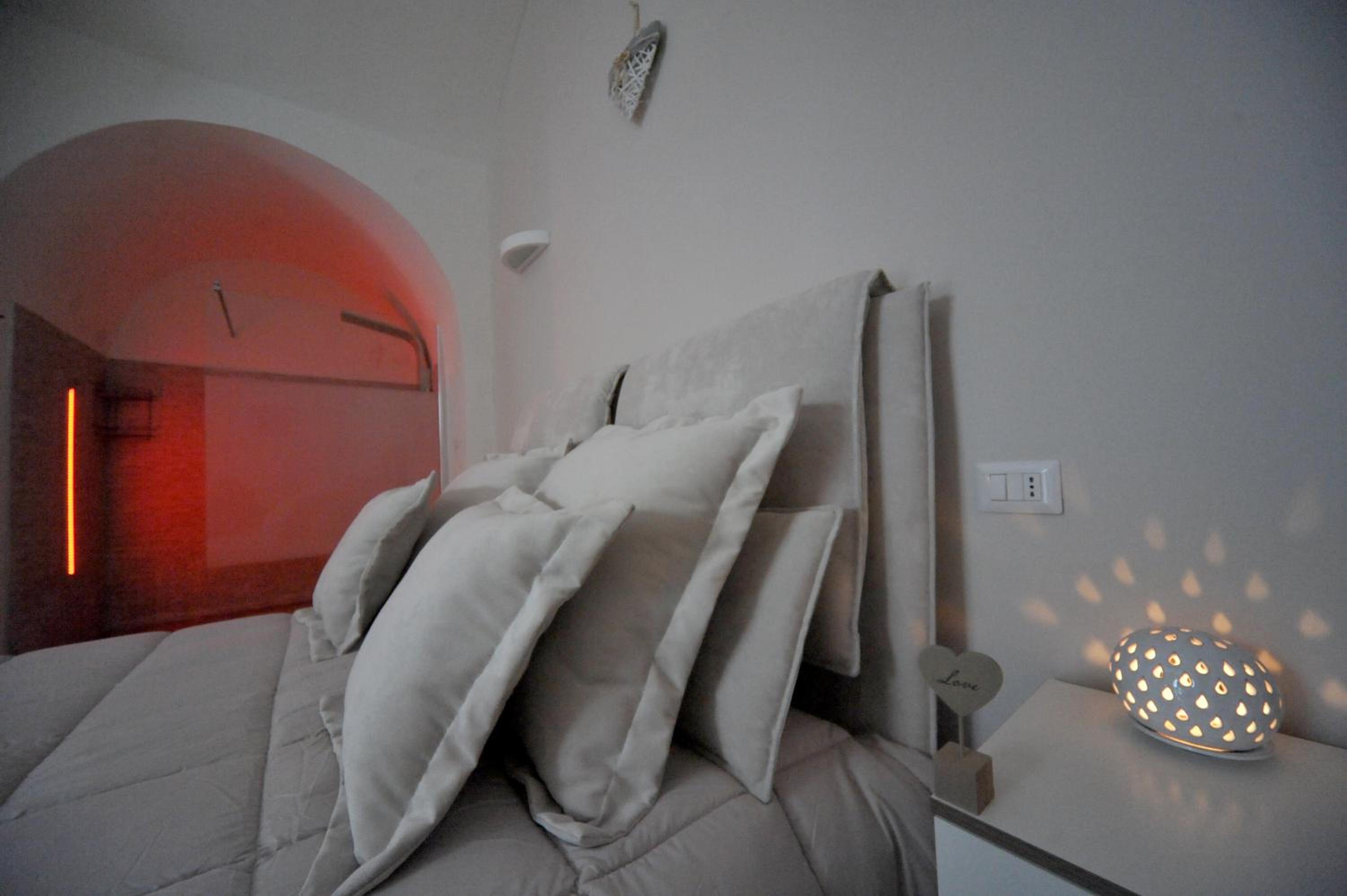 Deluxe Double Room with Shower - Photo 11