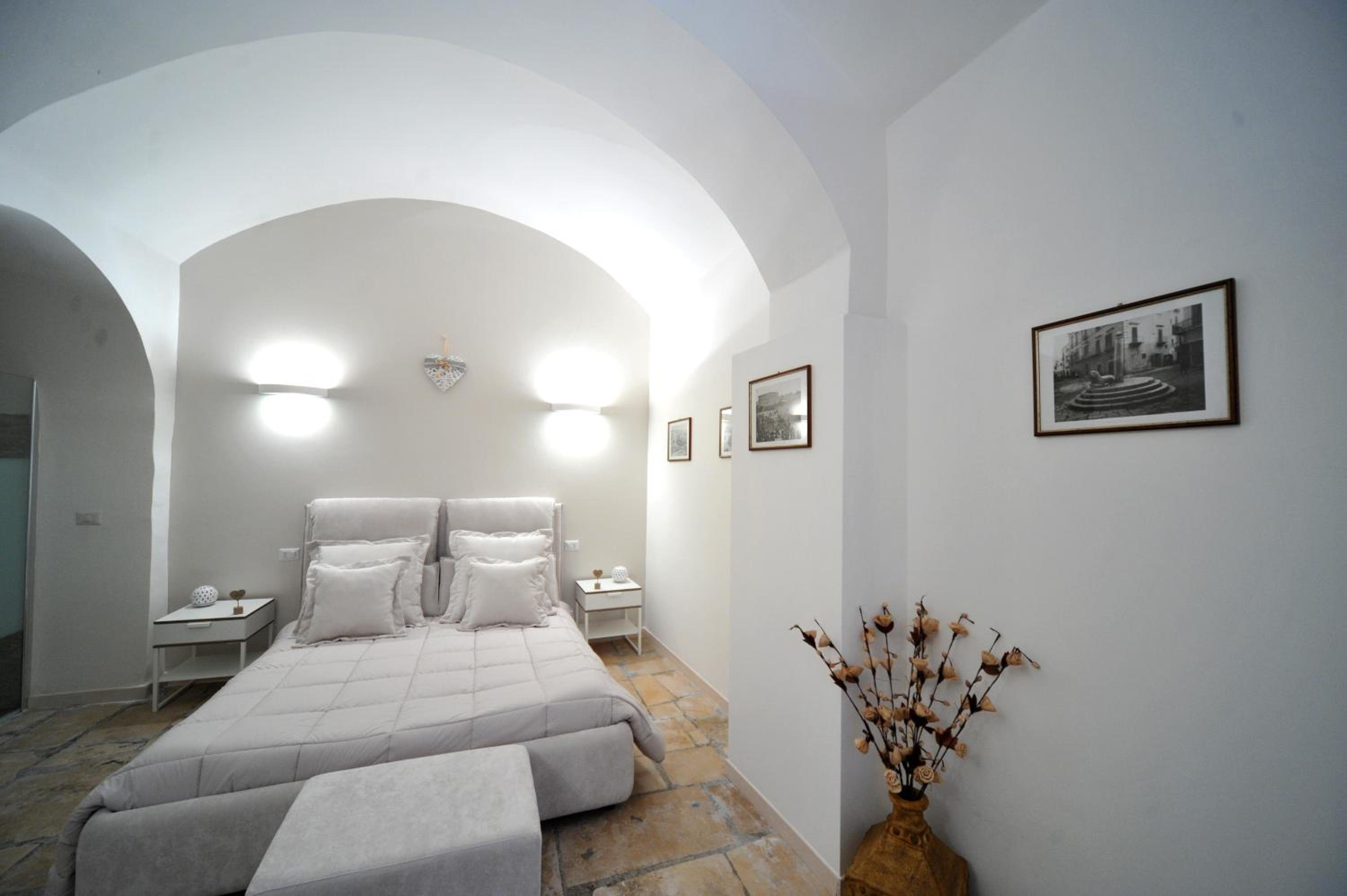 Deluxe Double Room with Shower - Photo 9