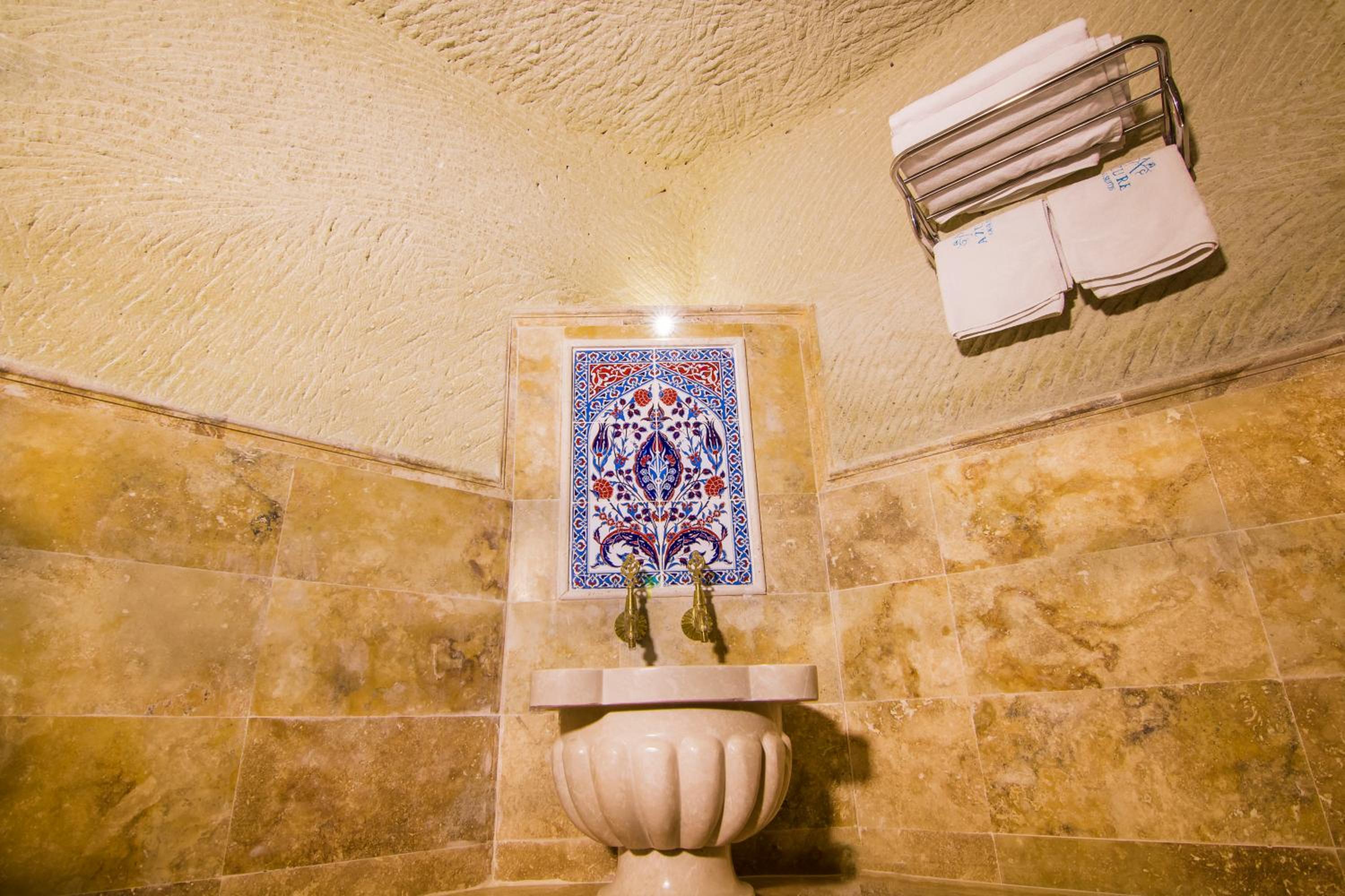 Premium Honeymoon Cave Suite - Photo 2