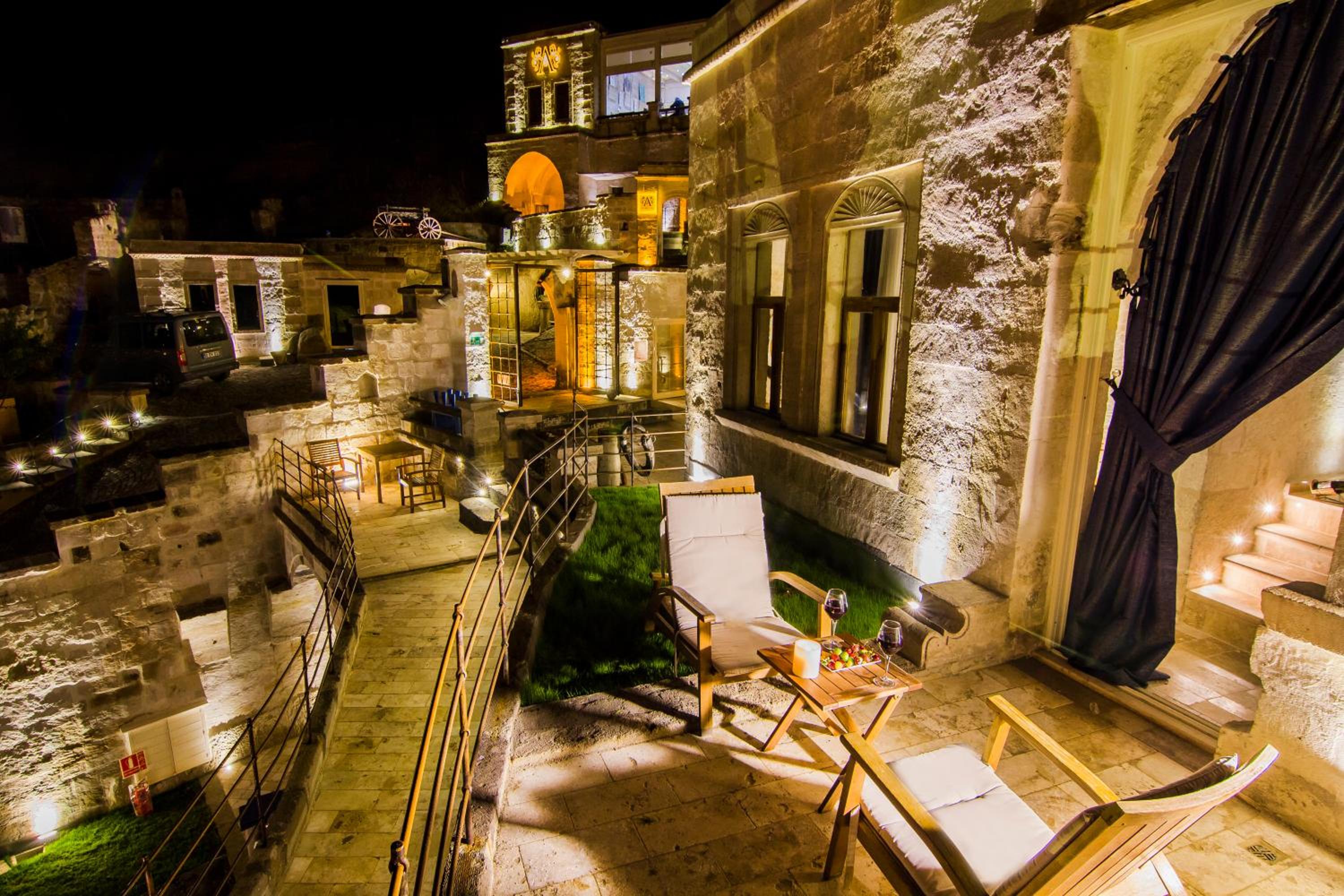 Premium Honeymoon Cave Suite - Photo 9