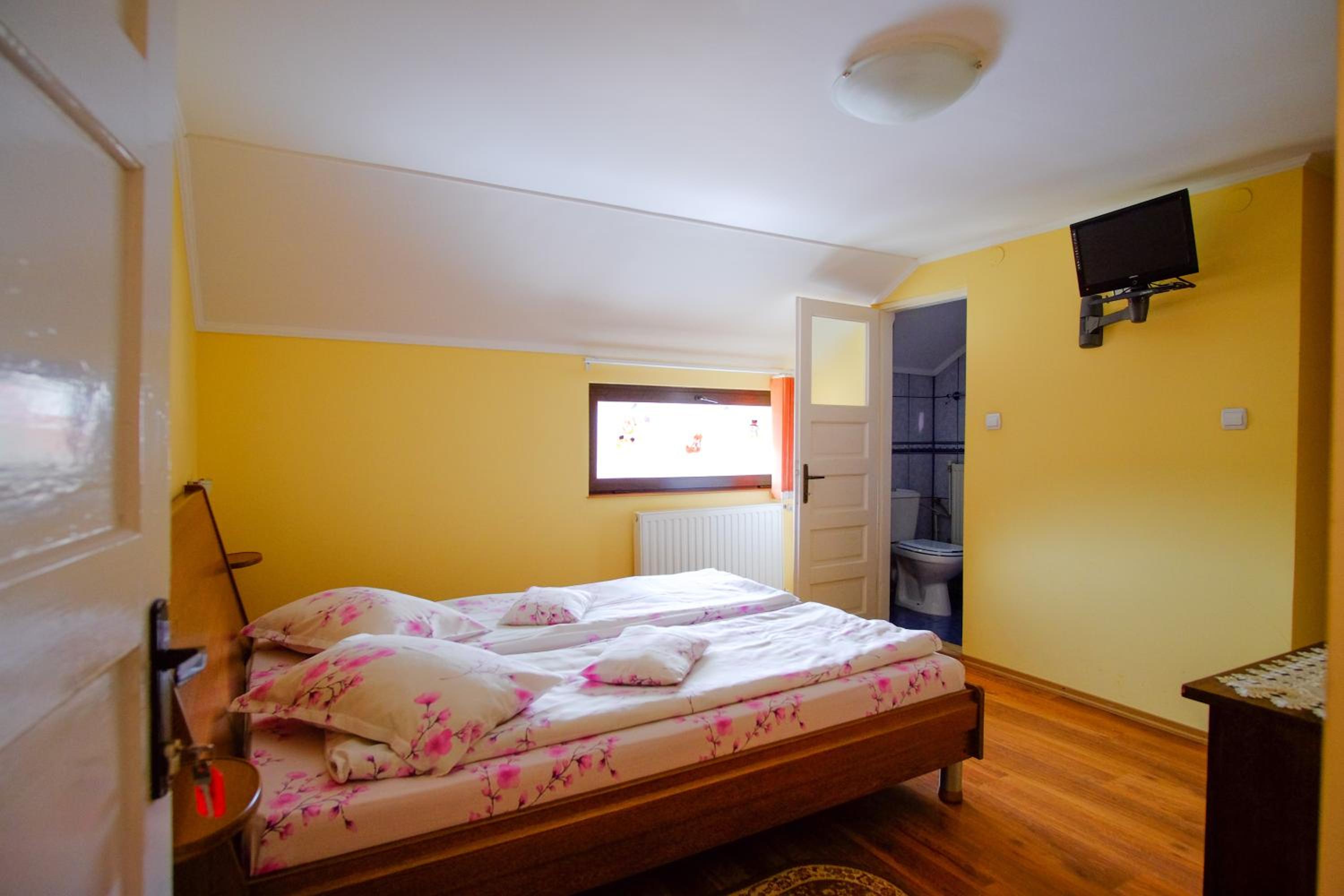 Double or Twin Room - Photo 5