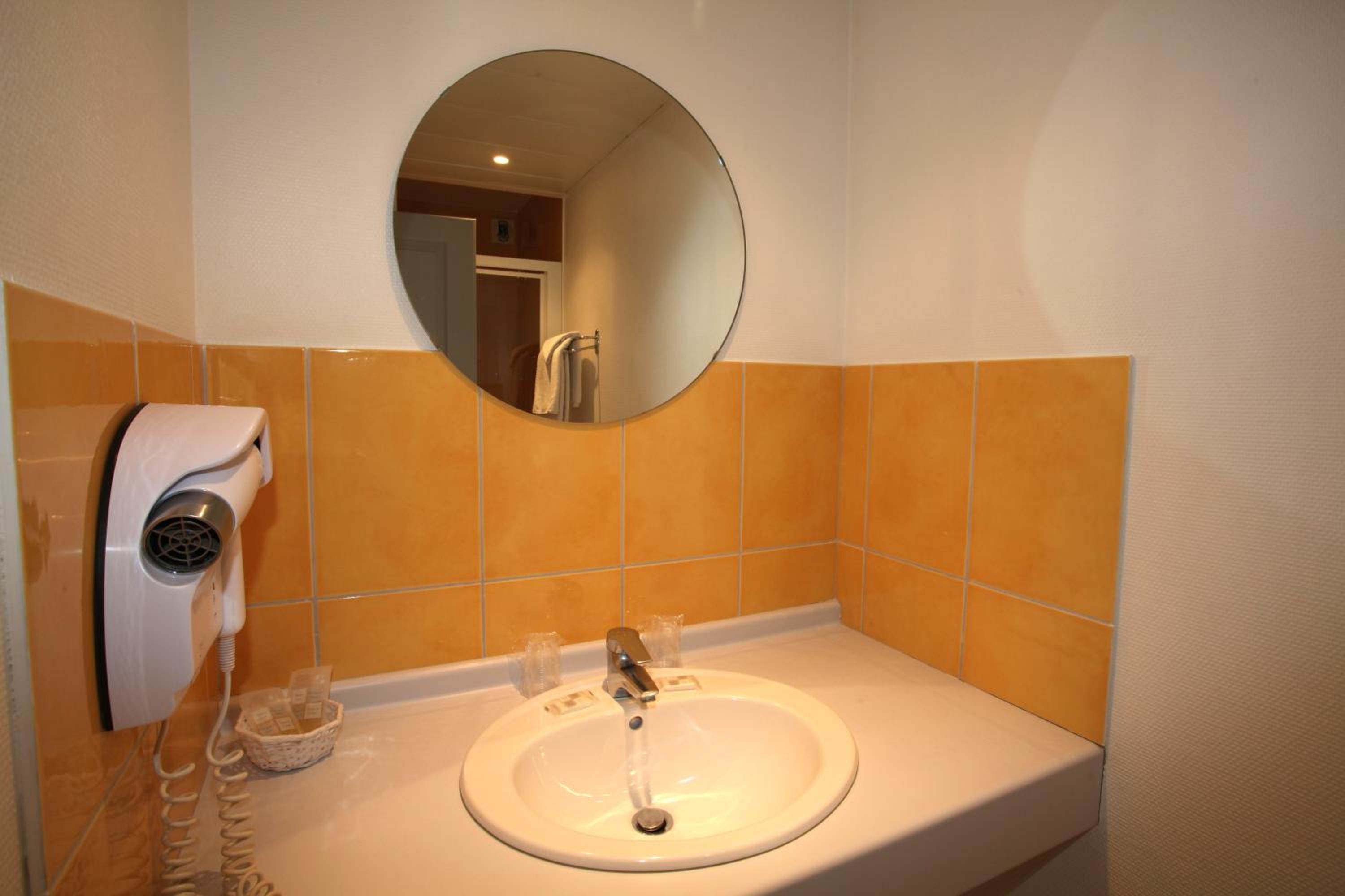 Double Room - Photo 16