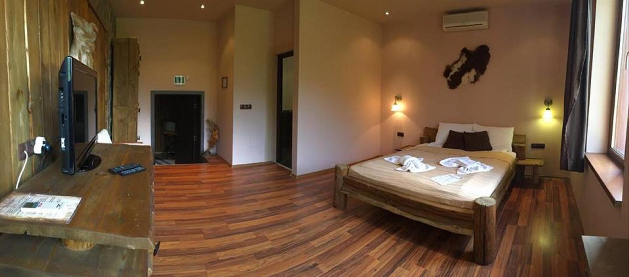 Deluxe Double Room (2 Adults + 1 Child) photo 2