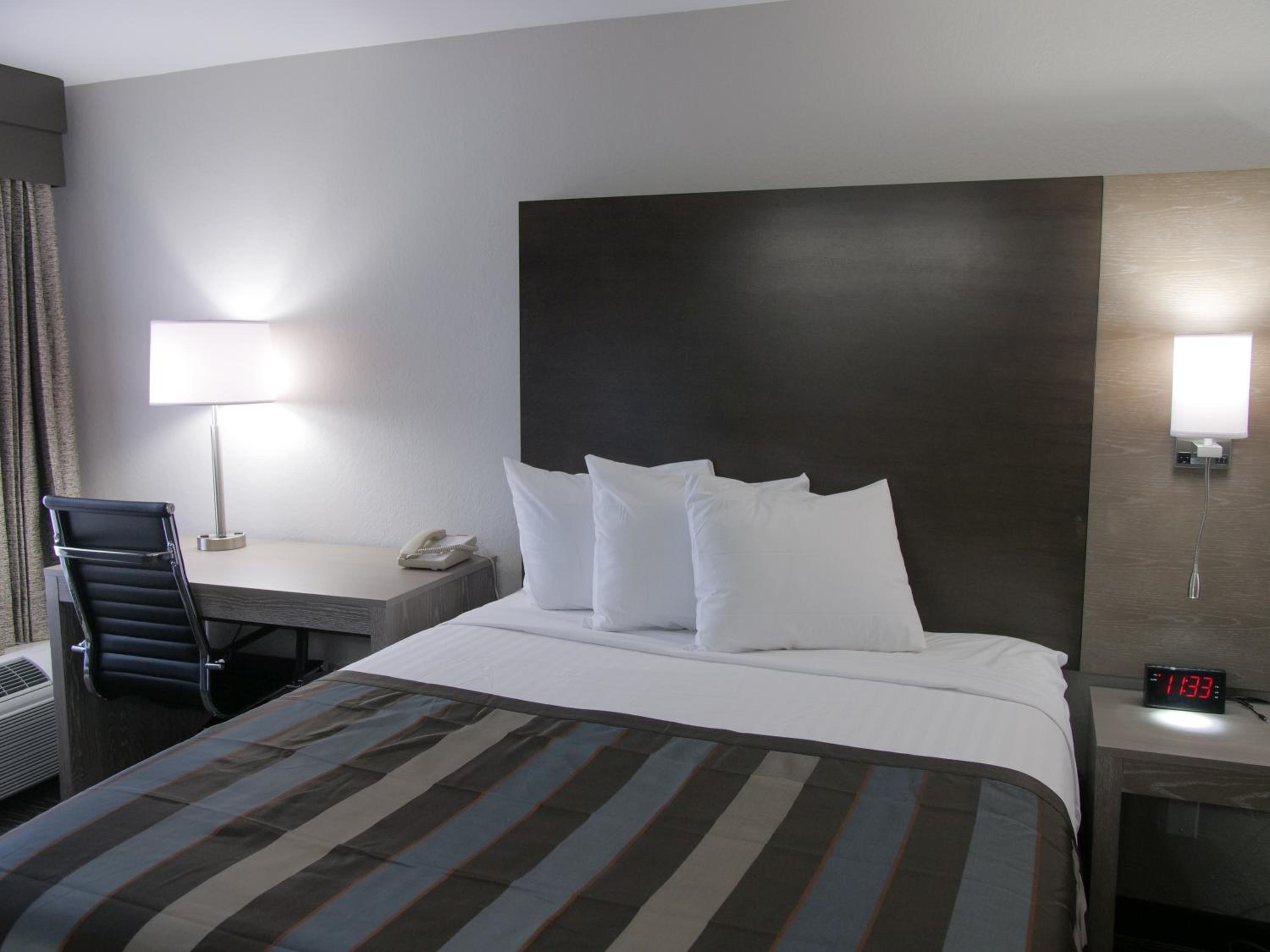 Queen Room - Non-Smoking - Highway View - Photo 1
