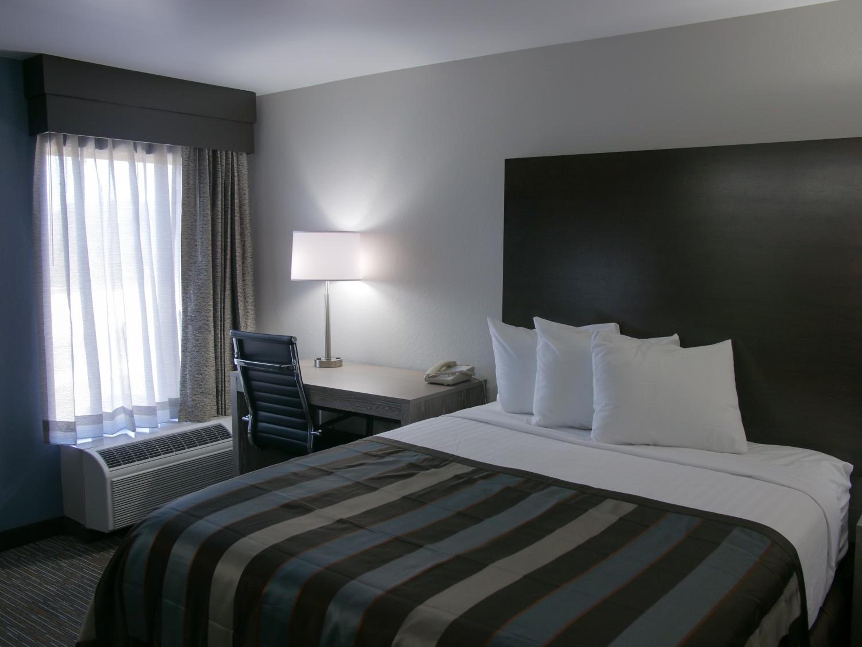 Queen Room - Non-Smoking - Highway View - Photo 11