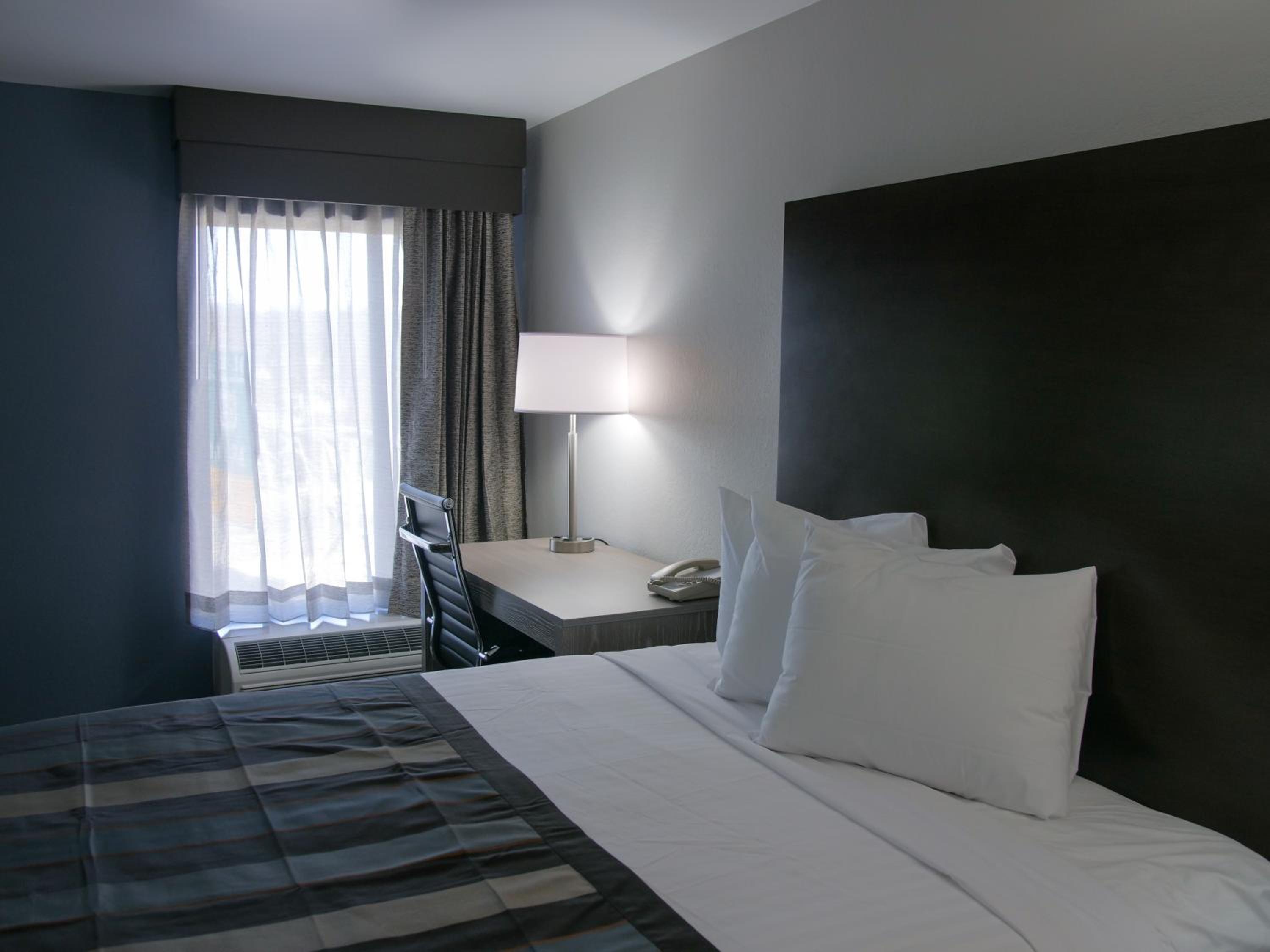 Queen Room - Non-Smoking - Highway View - Photo 10