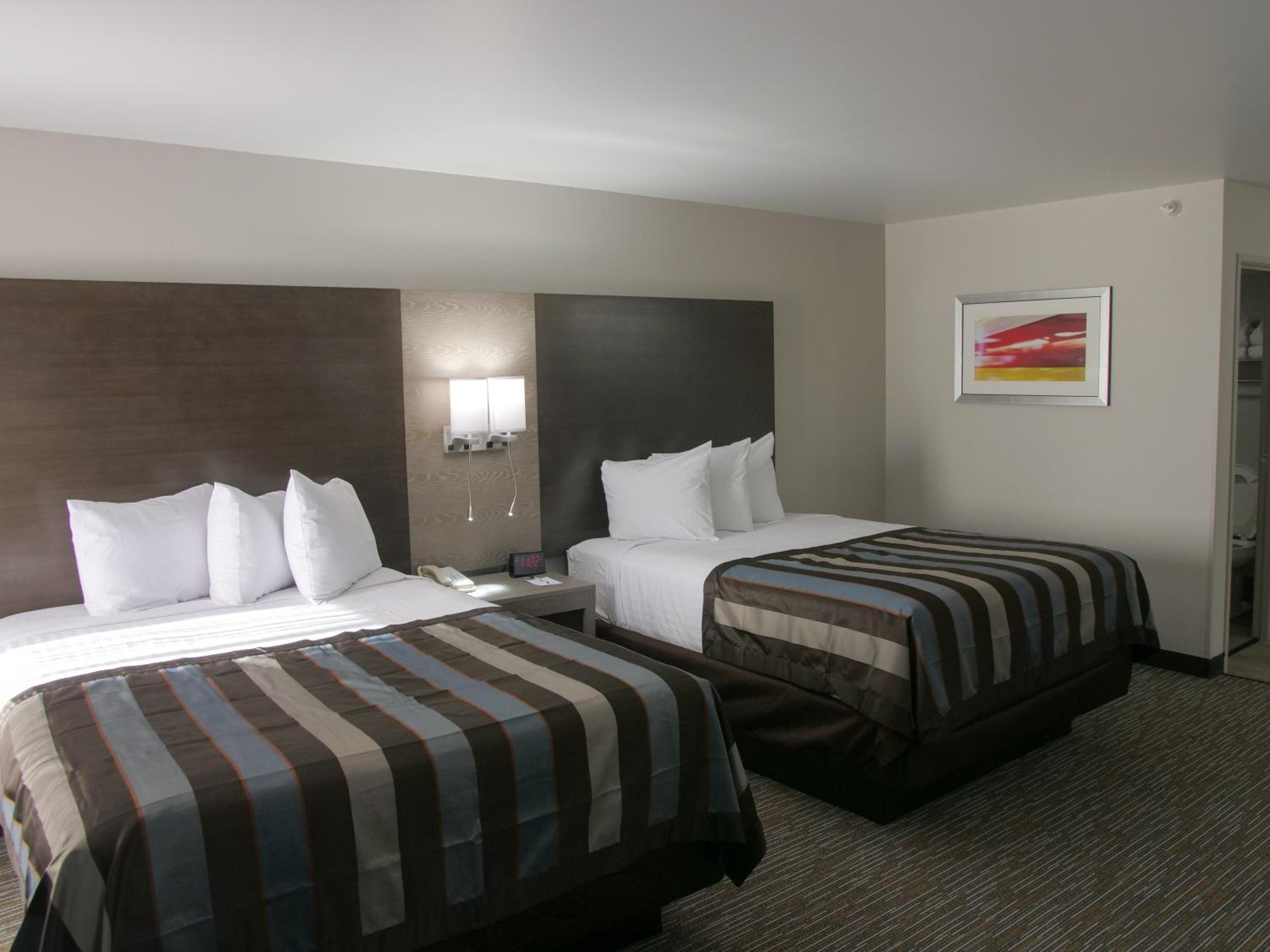 Queen Room with Two Queen Beds - Non-Smoking - Photo 4