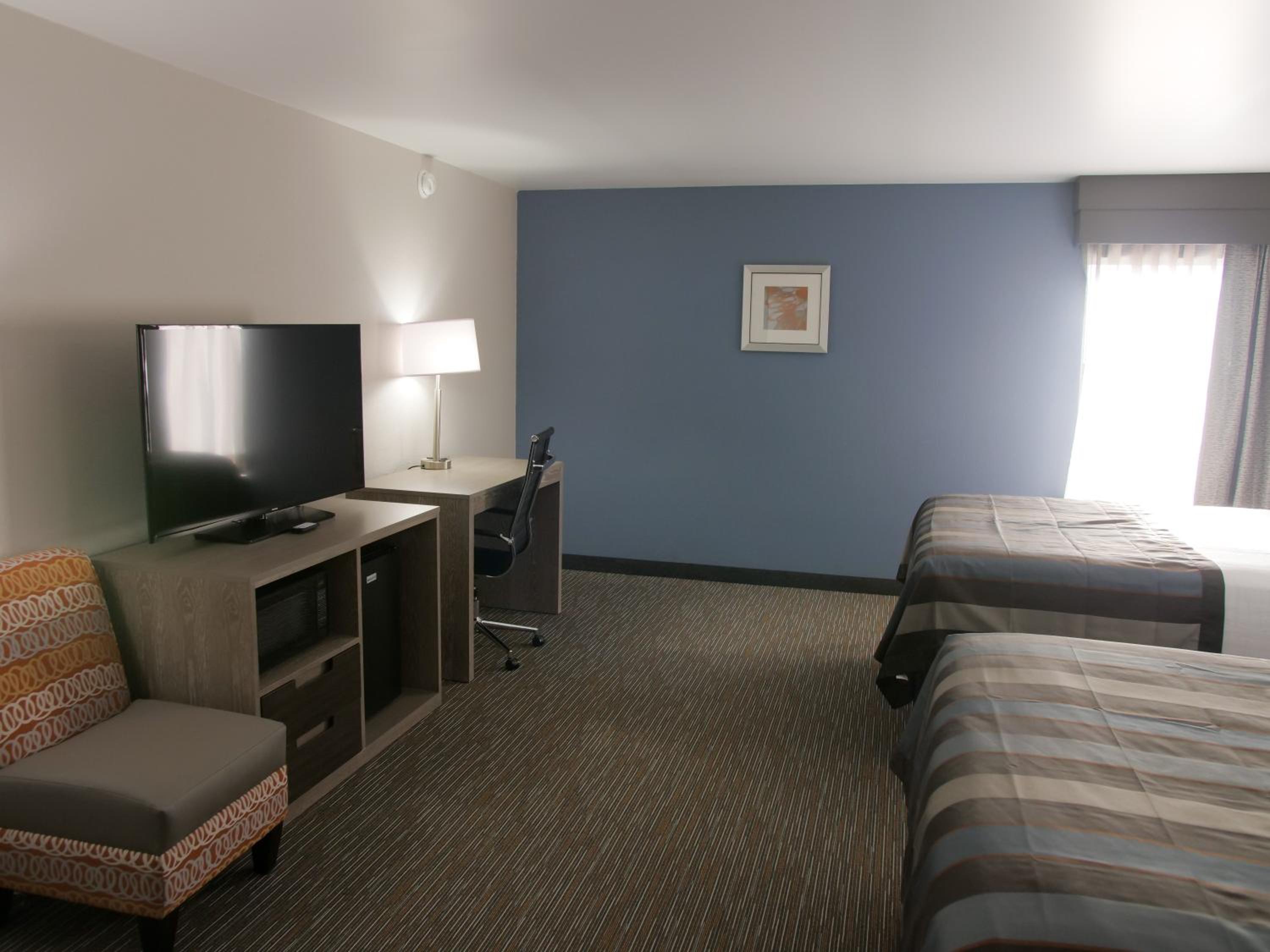 Queen Room with Two Queen Beds - Non-Smoking - Photo 5
