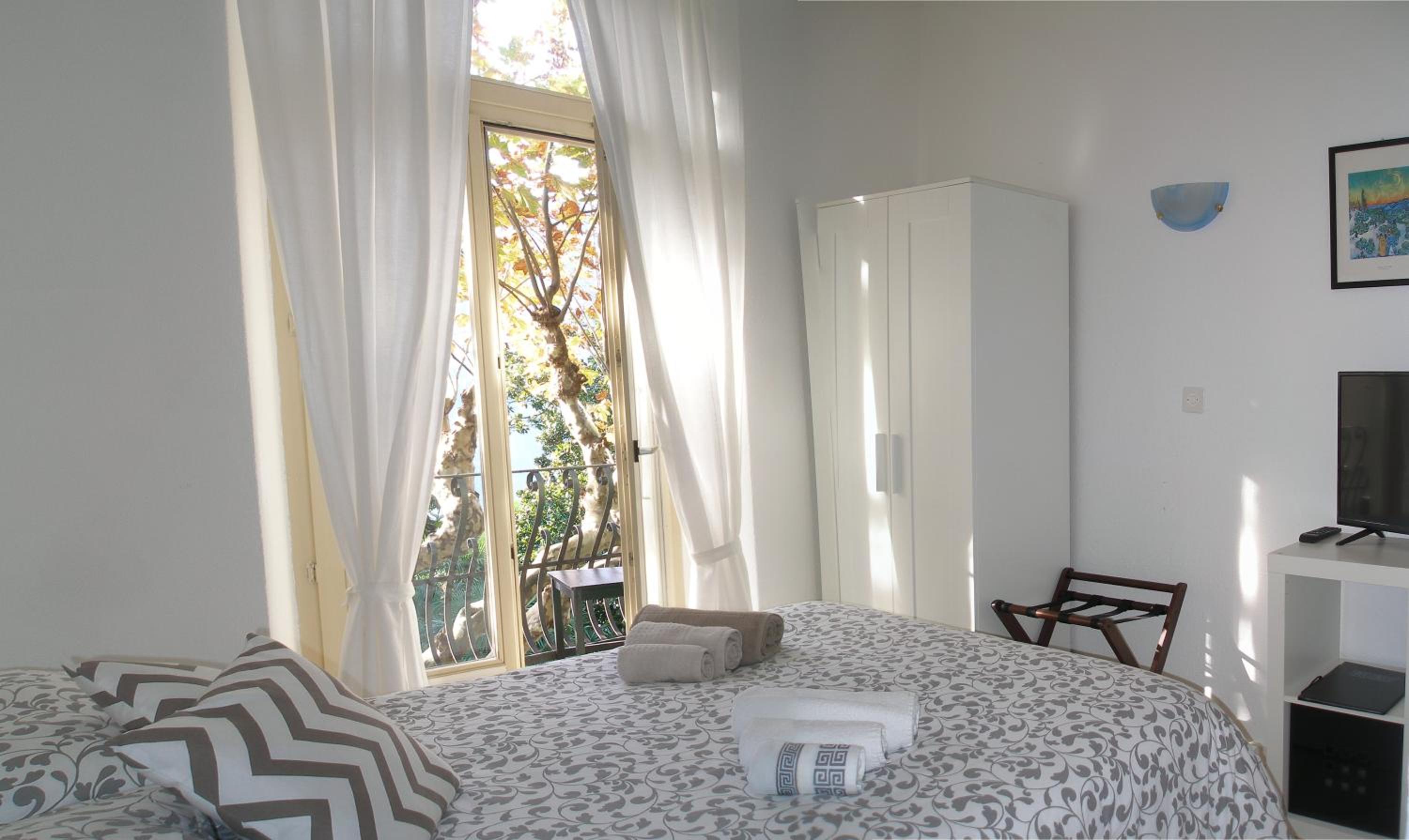 Deluxe Double Room with Balcony photo 1