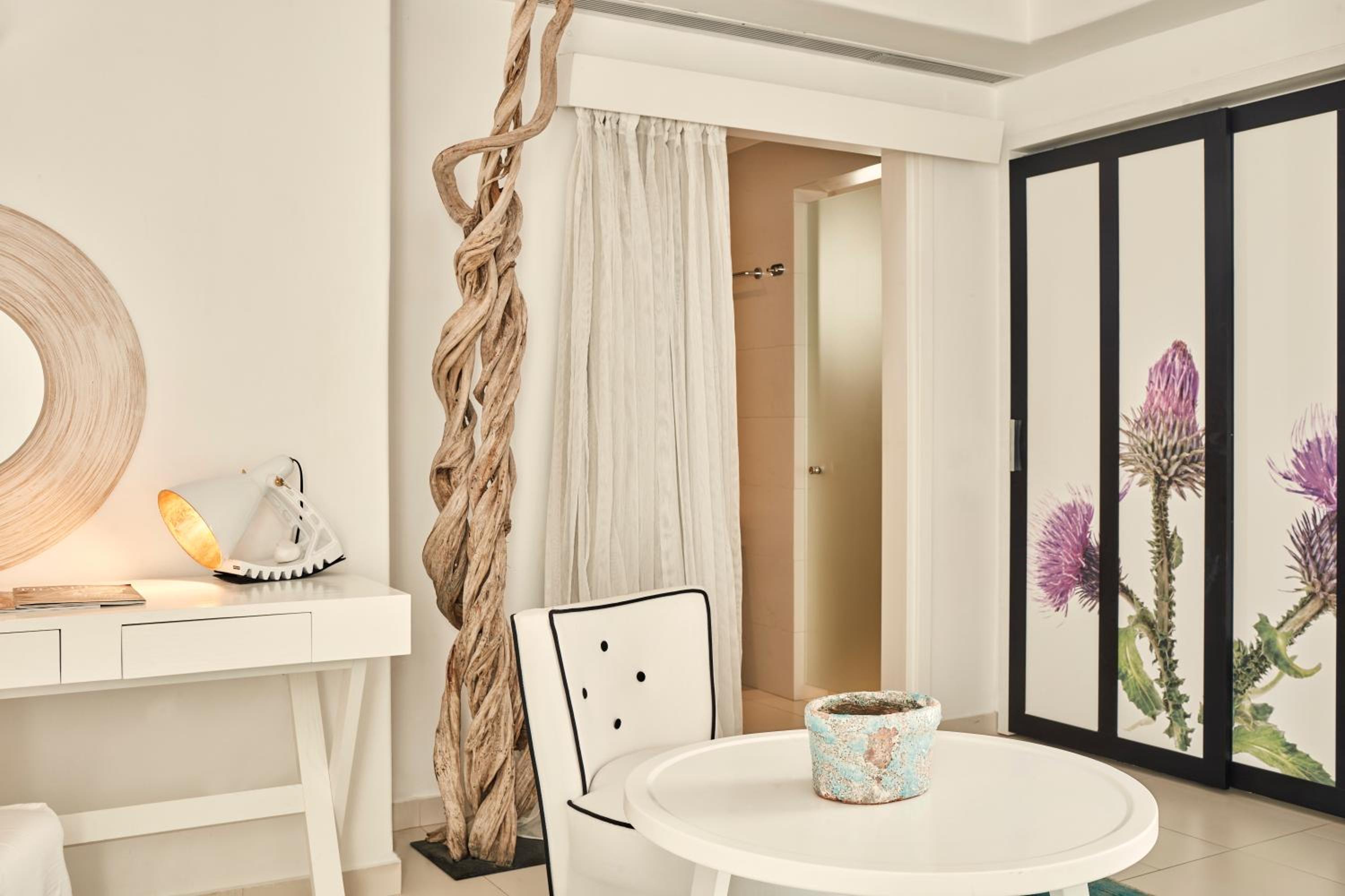 Elegant Suite with Sea View and Hot Tub