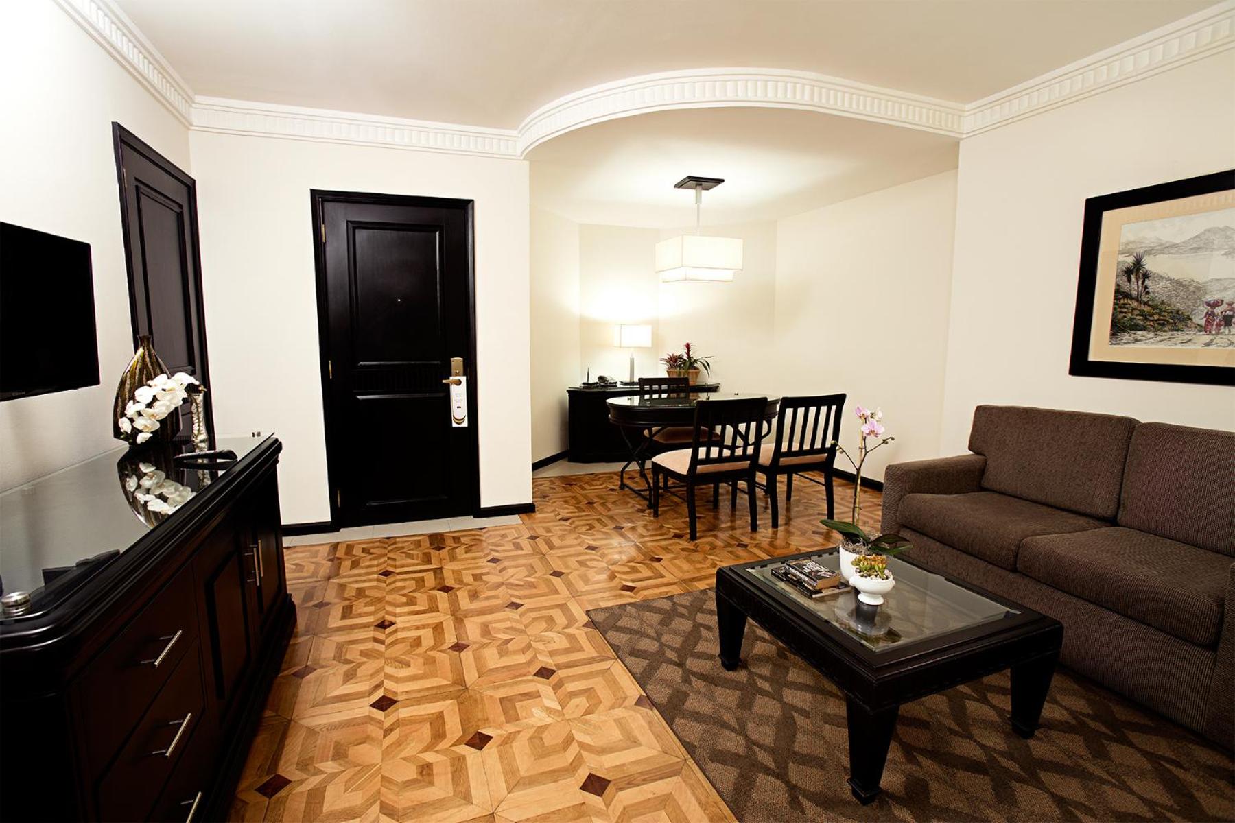 Deluxe Suite - Photo 6