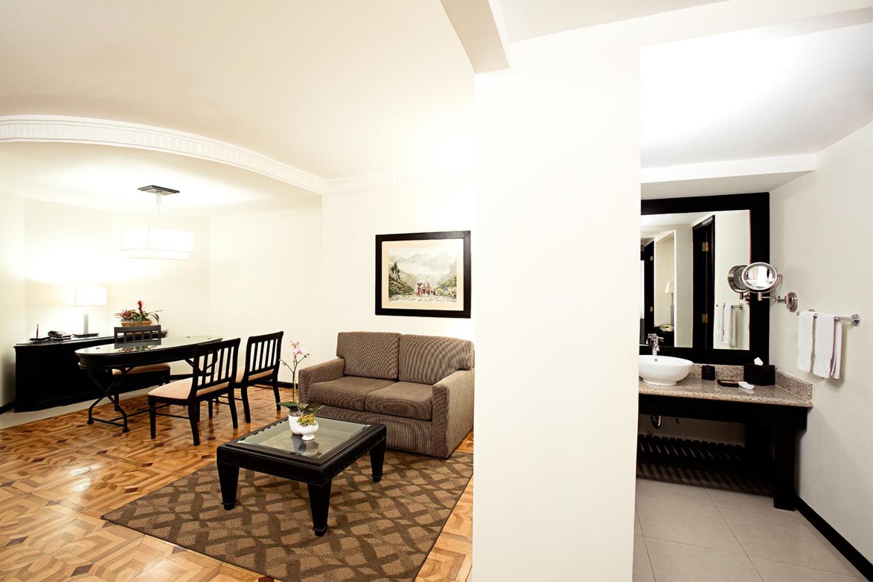 Deluxe Suite - Photo 7